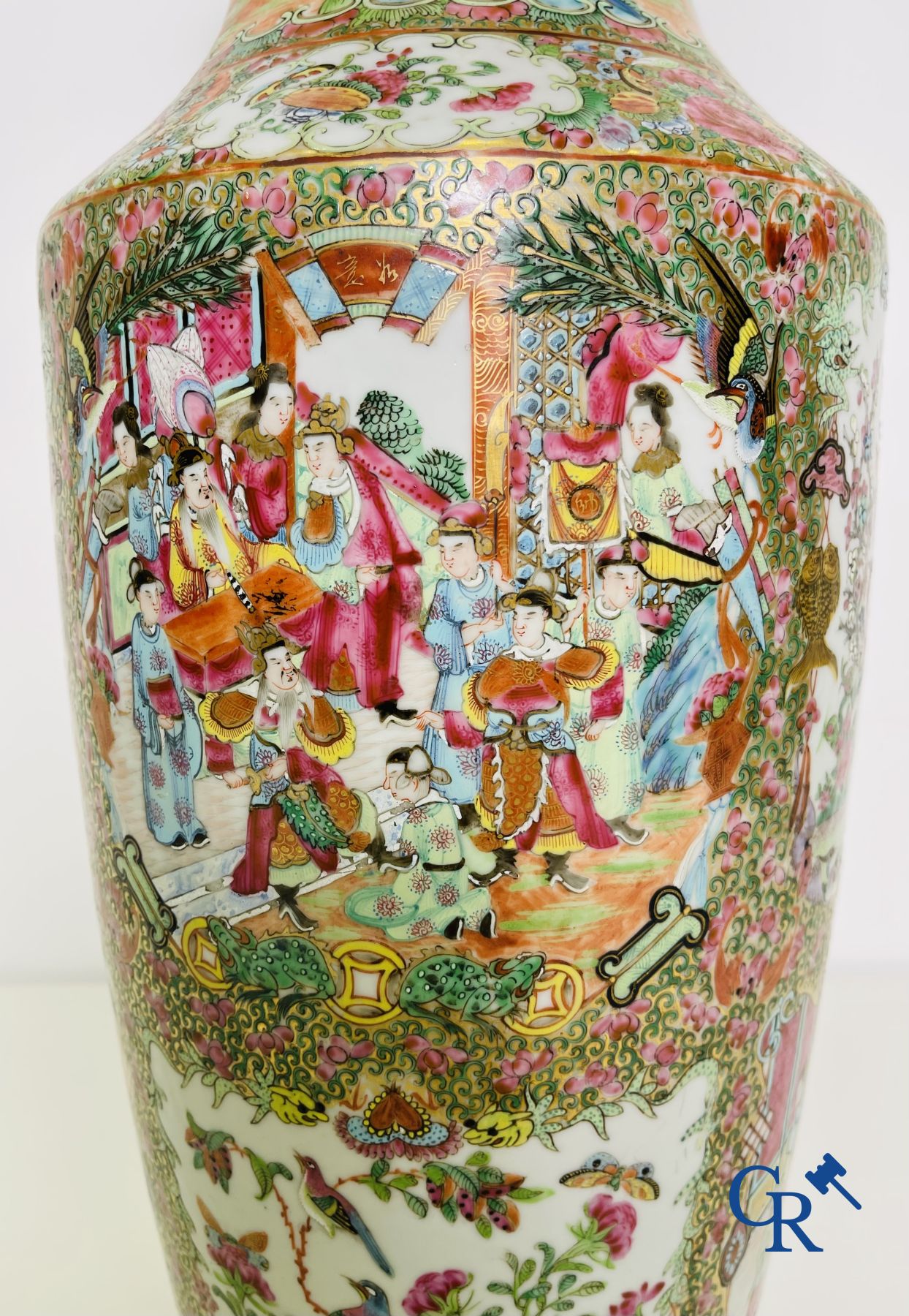 Porcelaine chinoise: Un vase chinois canton famille rose.