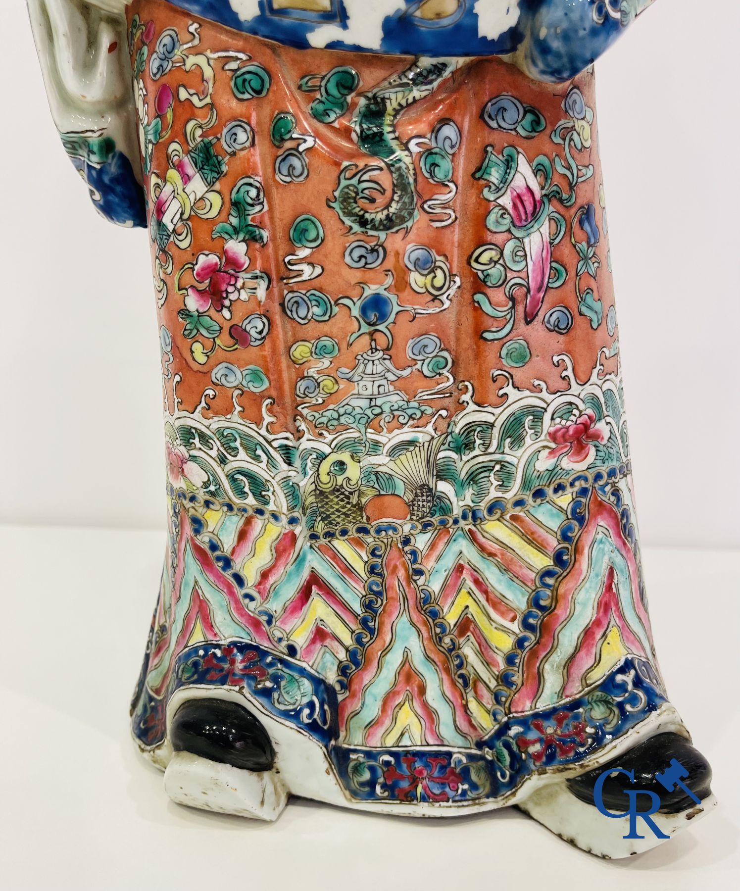 Art Asiatique: Un grand sage chinois en porcelaine. Marquée.