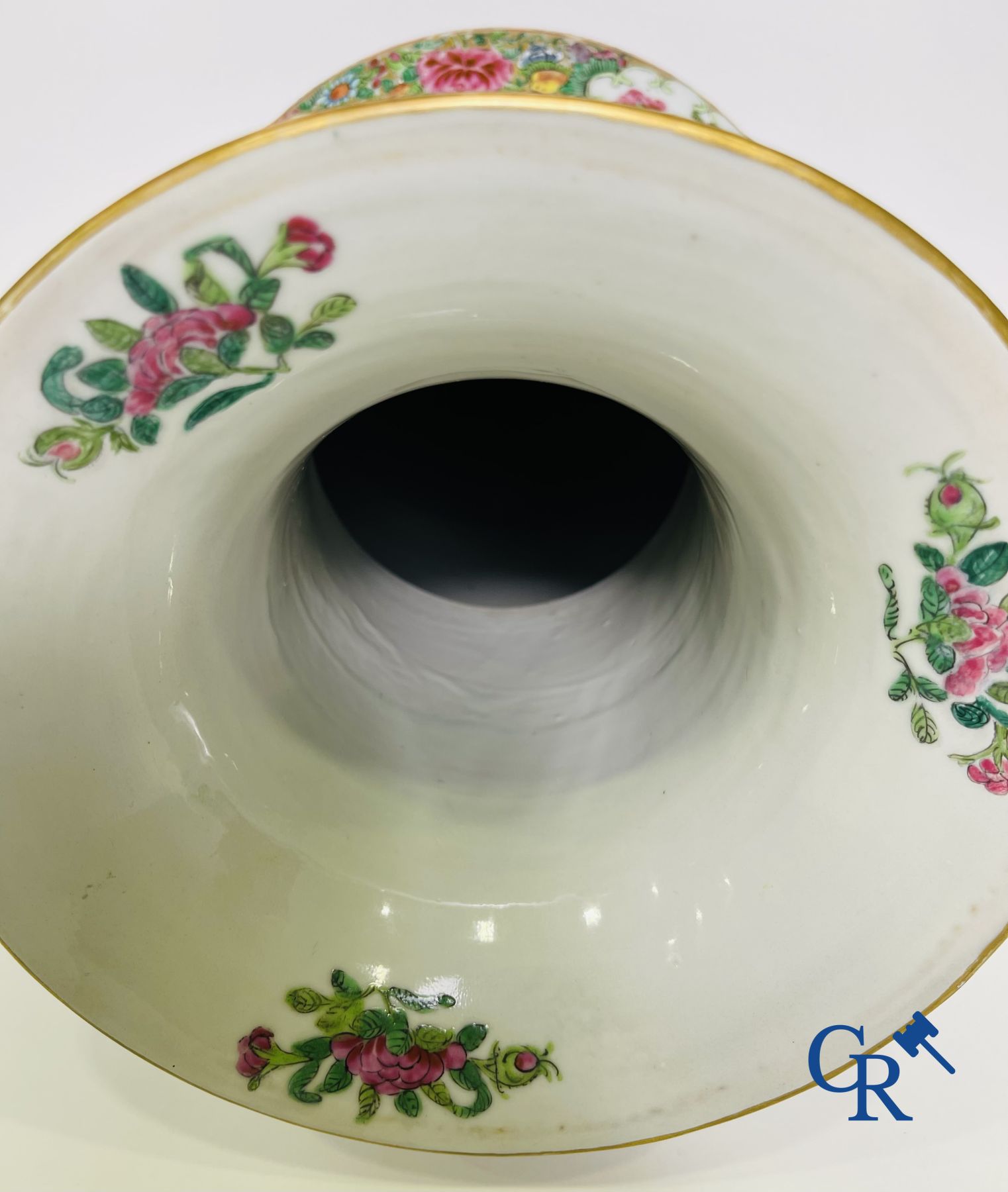 Porcelaine chinoise: Un vase chinois canton famille rose.