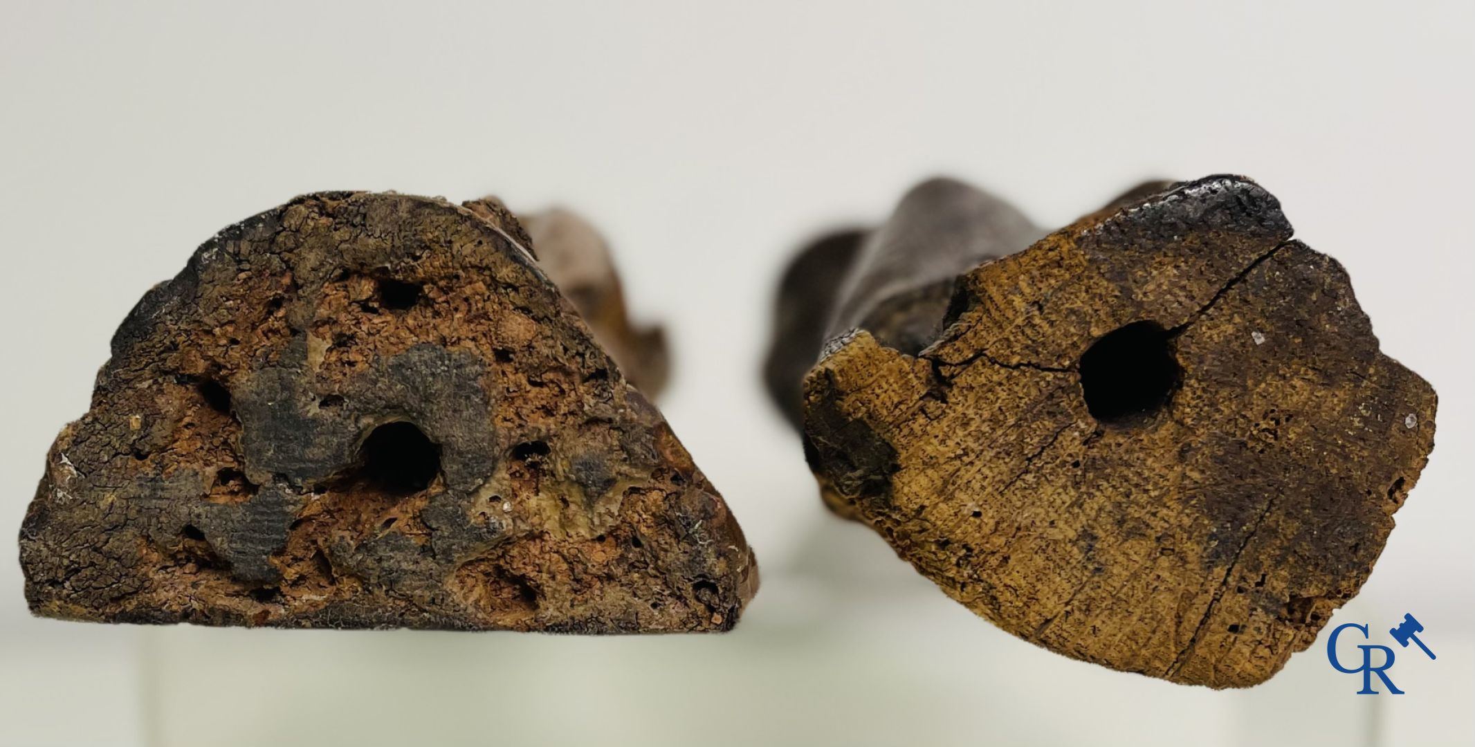 2 sculptures religieuses en bois. Le Christ sur la pierre froide et une statue d'apôtre. XVIIIe siècle.