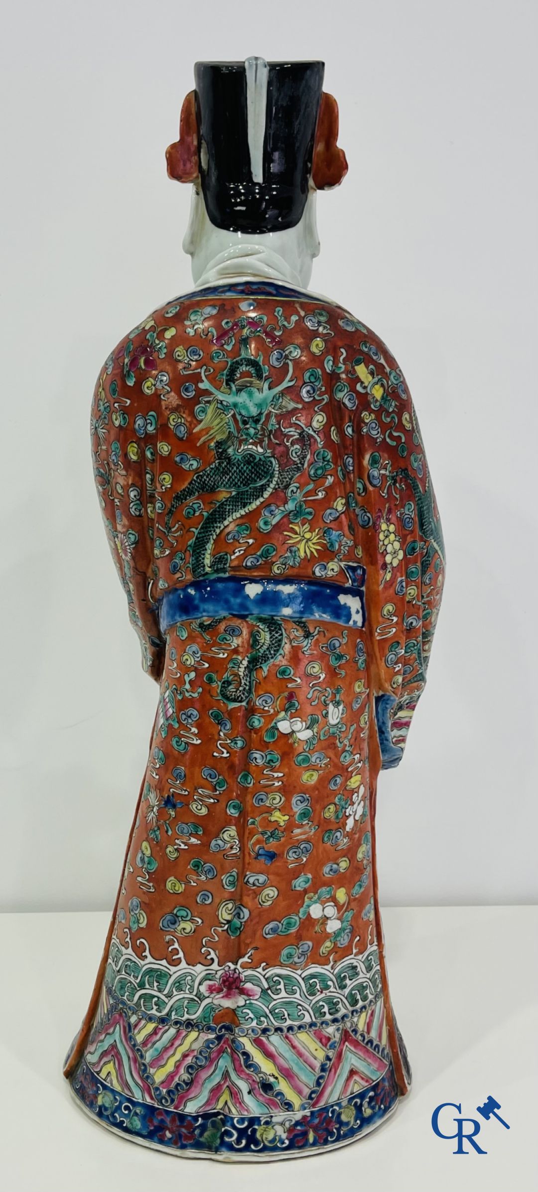 Art Asiatique: Un grand sage chinois en porcelaine. Marquée.
