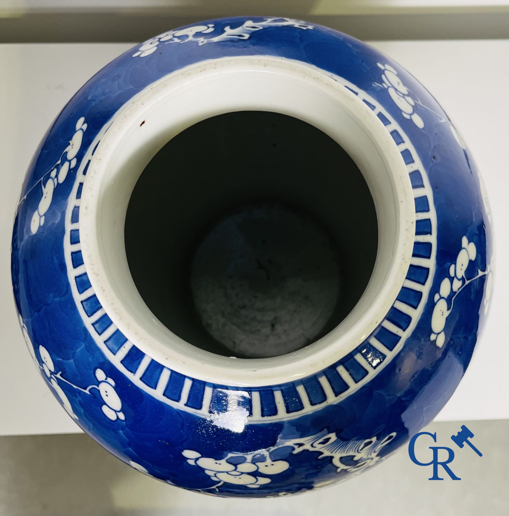 Porcelaine Chinoise: Un vase à couvercle bleu et blanc et une paire de pots à gingembre.