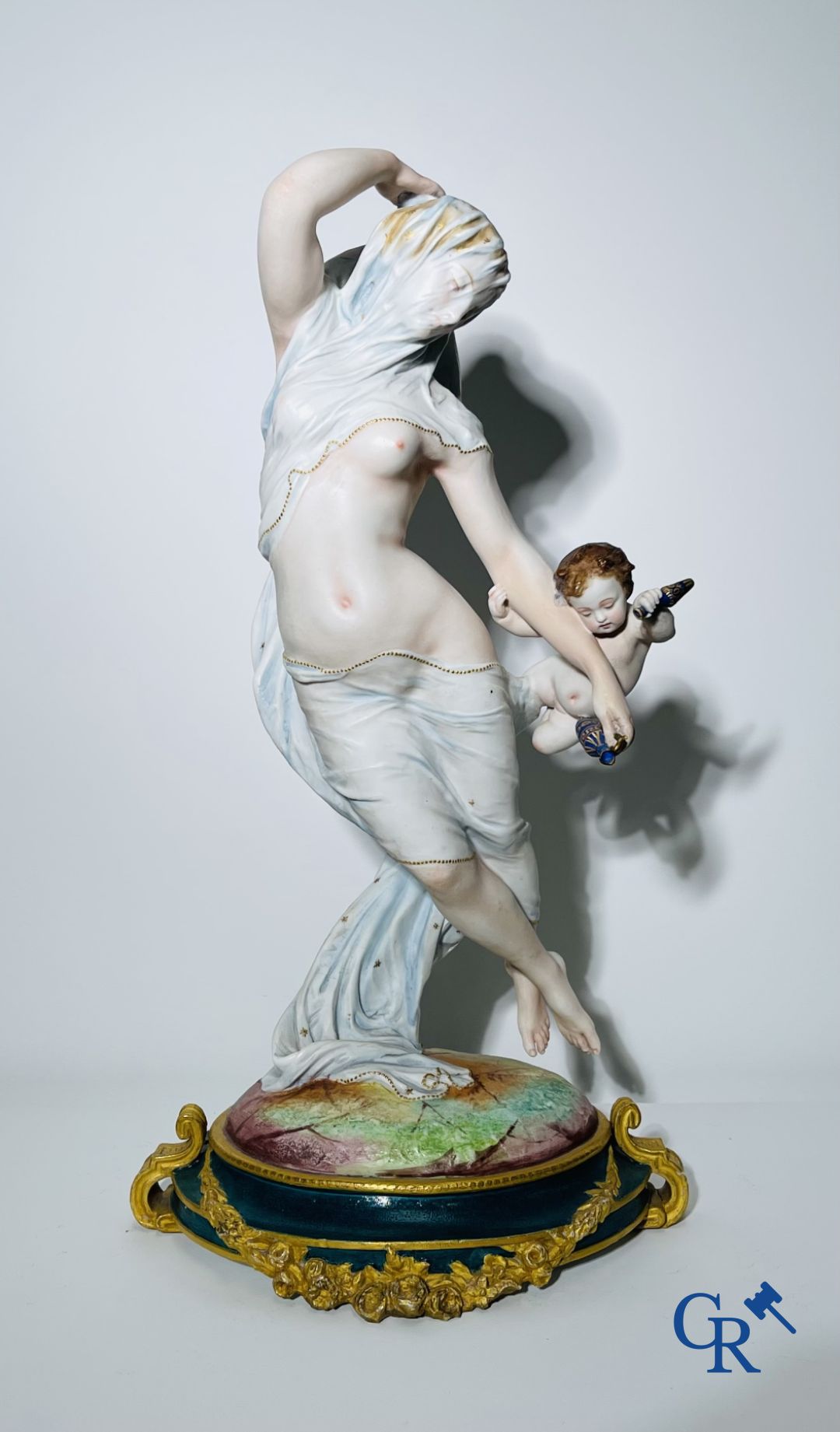 Porcelaine: Grande paire de statues en biscuit multicolores décorées et dorées en reliëf figurant "Le Jour et La Nuit".