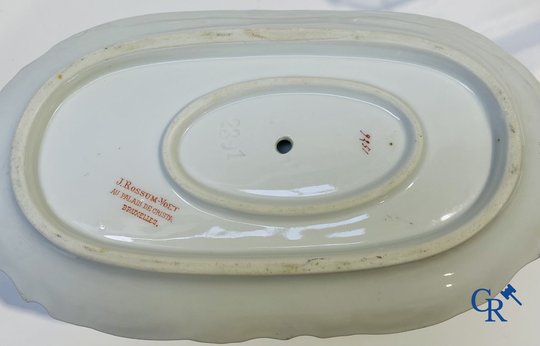 Extraordinaire service de table en porcelaine de Bruxelles à décor de poissons d'eau douce.