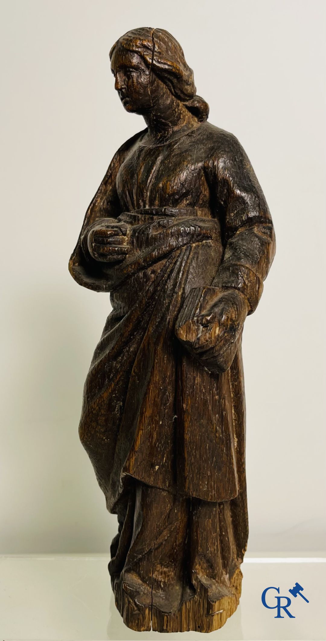 2 sculptures religieuses en bois. Le Christ sur la pierre froide et une statue d'apôtre. XVIIIe siècle.
