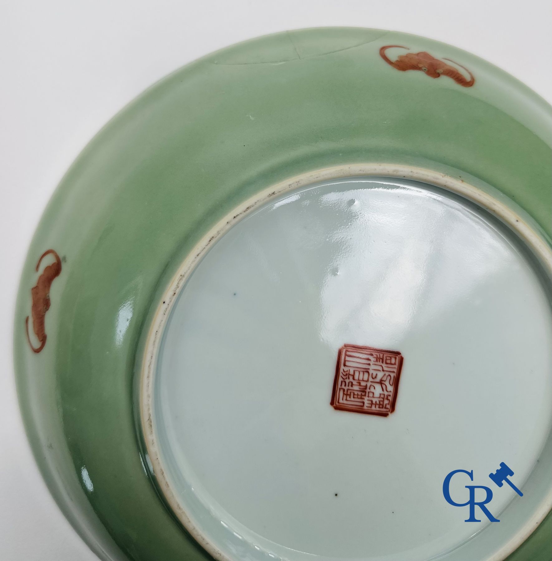 Un plat céladon en porcelaine fine chinoise à décor de "Shou."