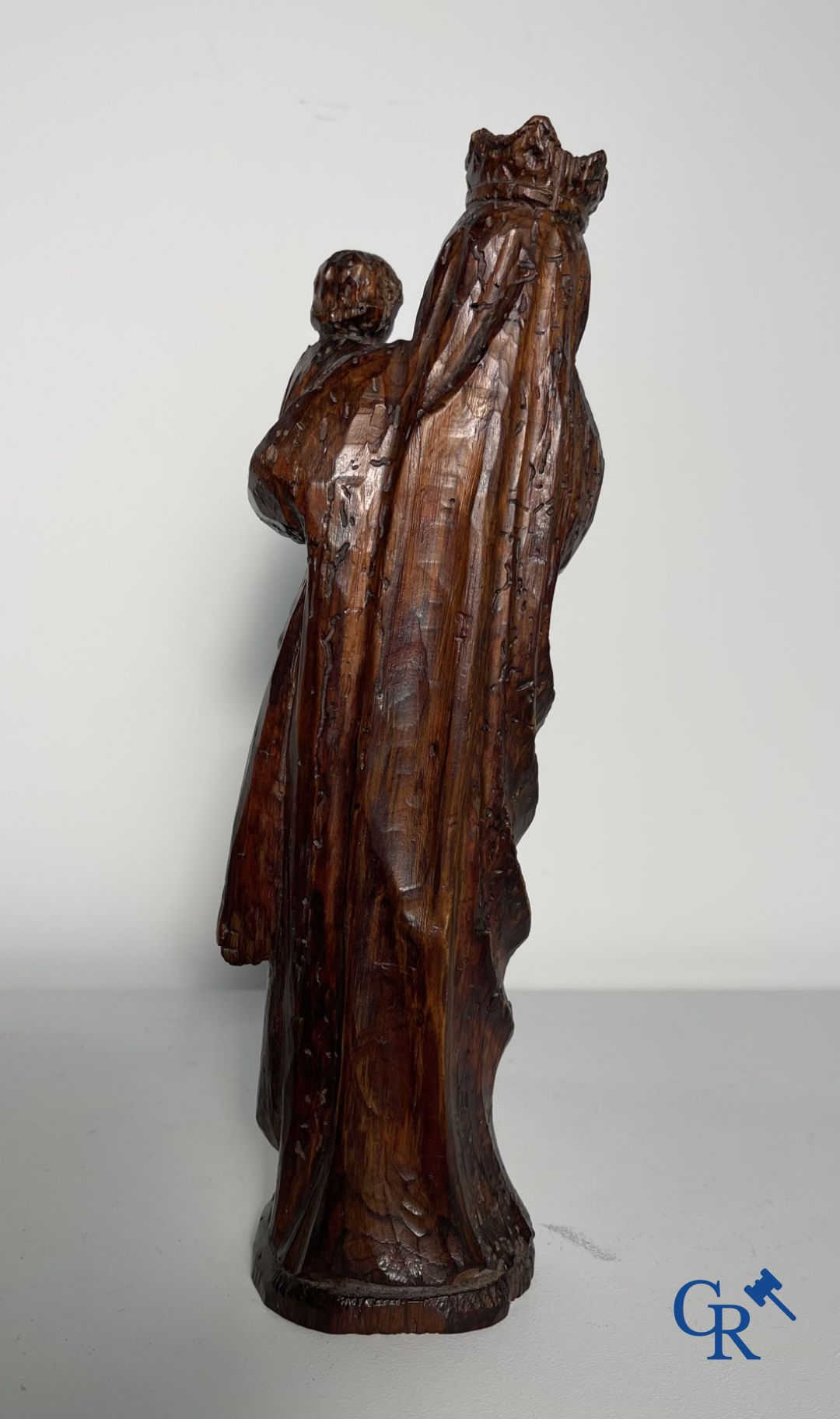 Vierge à l'enfant en bois sculpté.
