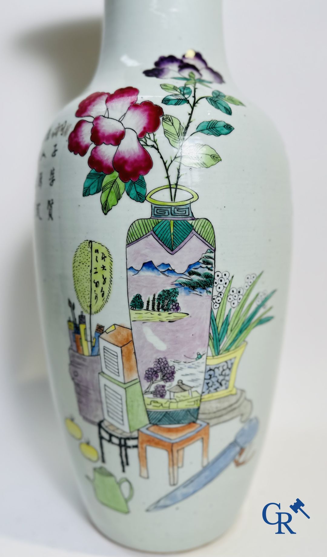 Porcelaine Chinoise: Vase Chinois à double décor de personnages et d'antiquités.