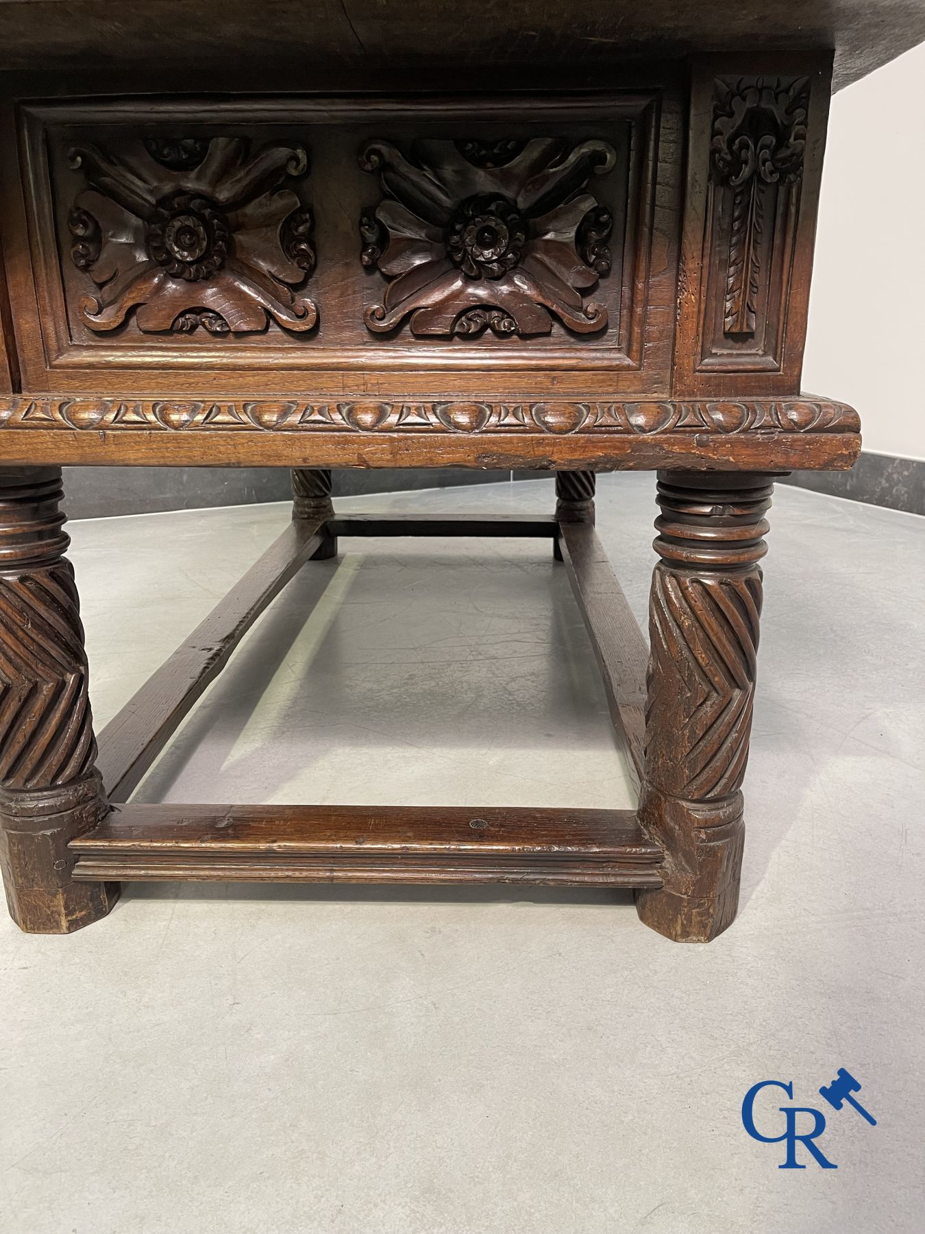 Mobilier : Table en noyer sculpté du XVIIe siècle avec 3 tiroirs.
