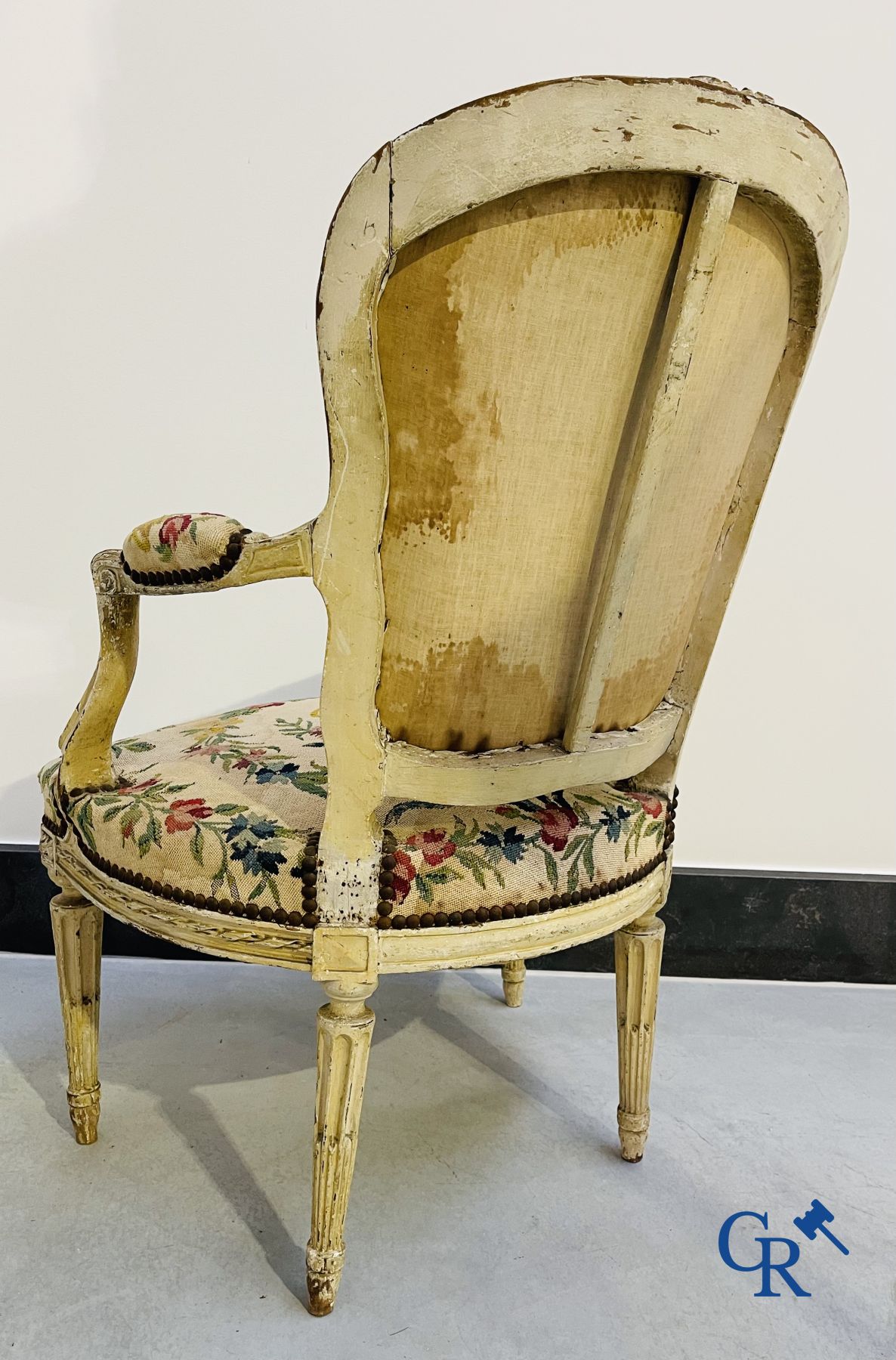 Coiffeuse de dame peinte de scènes galantes, on y joint un fauteuil en cabriolet lacqué d'époque transition Louis XV - Louis XVI.