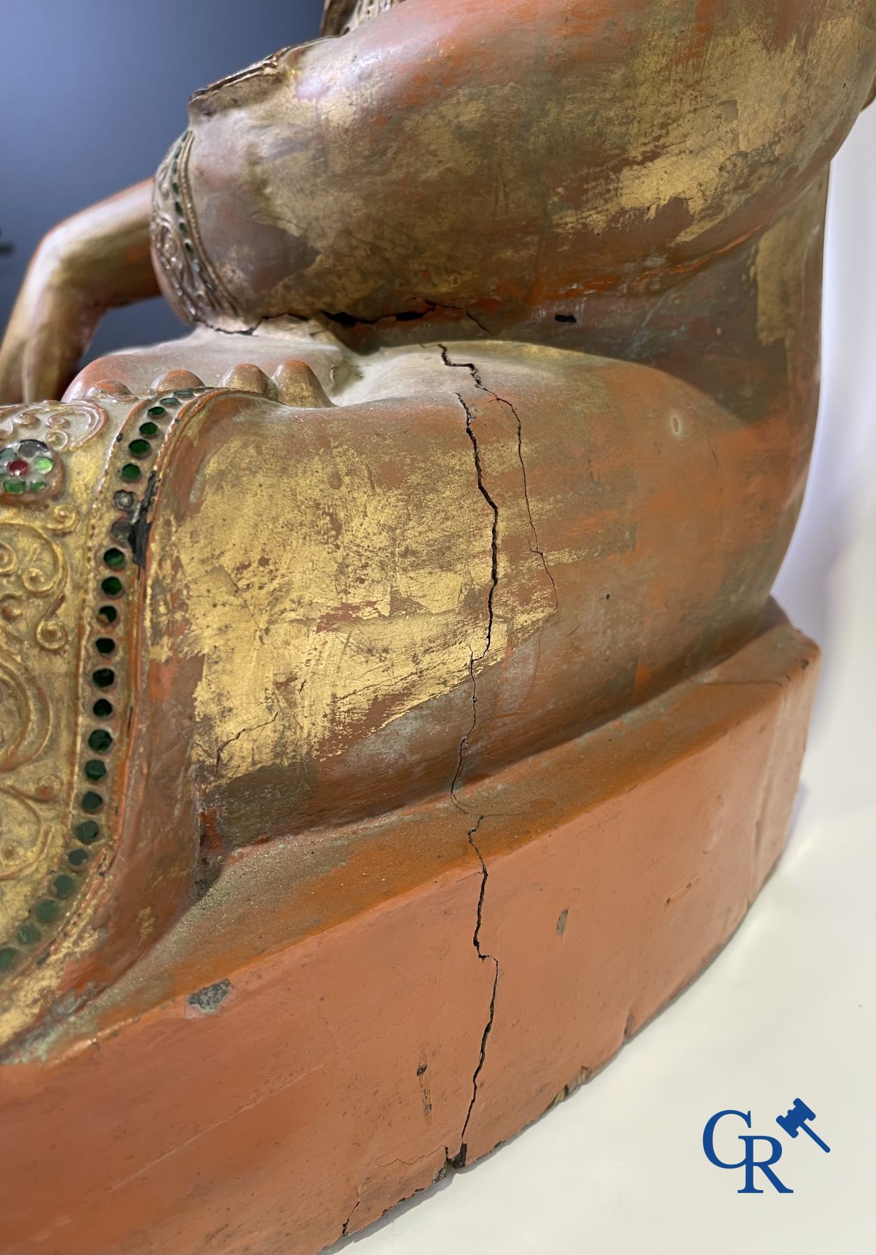 Imposante Bouddha en bois laqué. Birmanie, 19ème siècle.