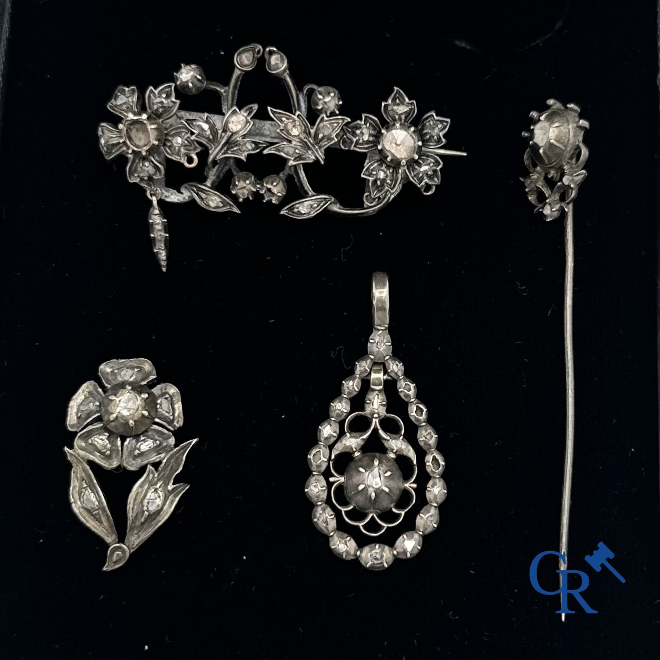 Bijoux: Lot de bijoux anciens en argent et diamants.