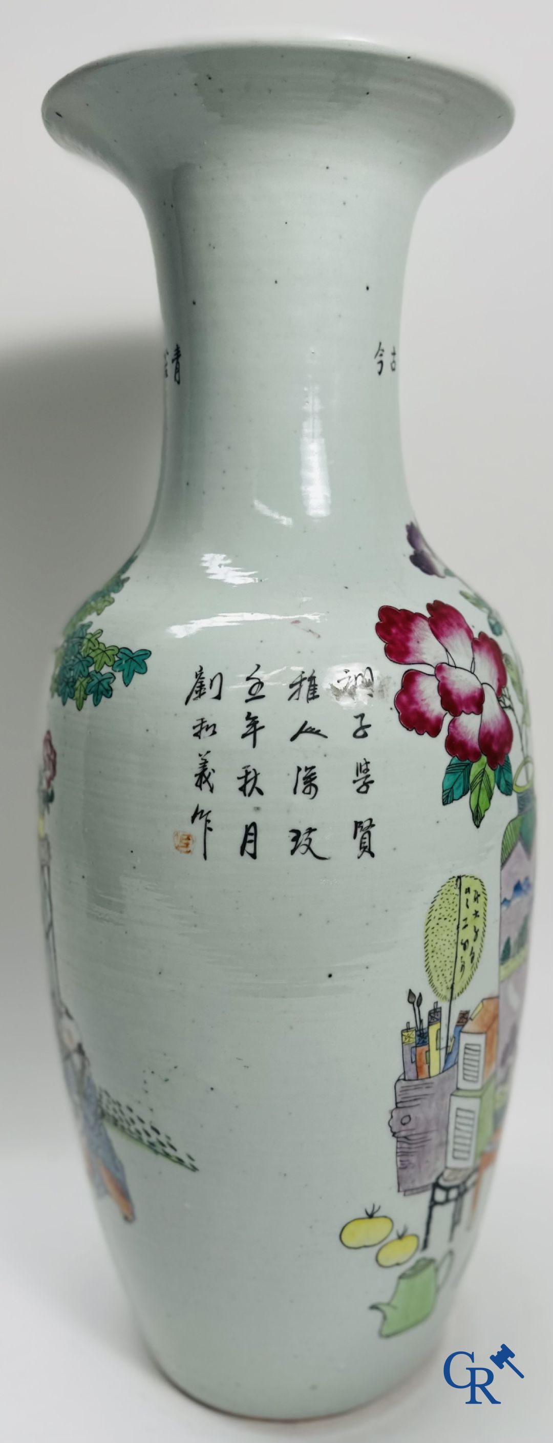 Porcelaine Chinoise: Vase Chinois à double décor de personnages et d'antiquités.