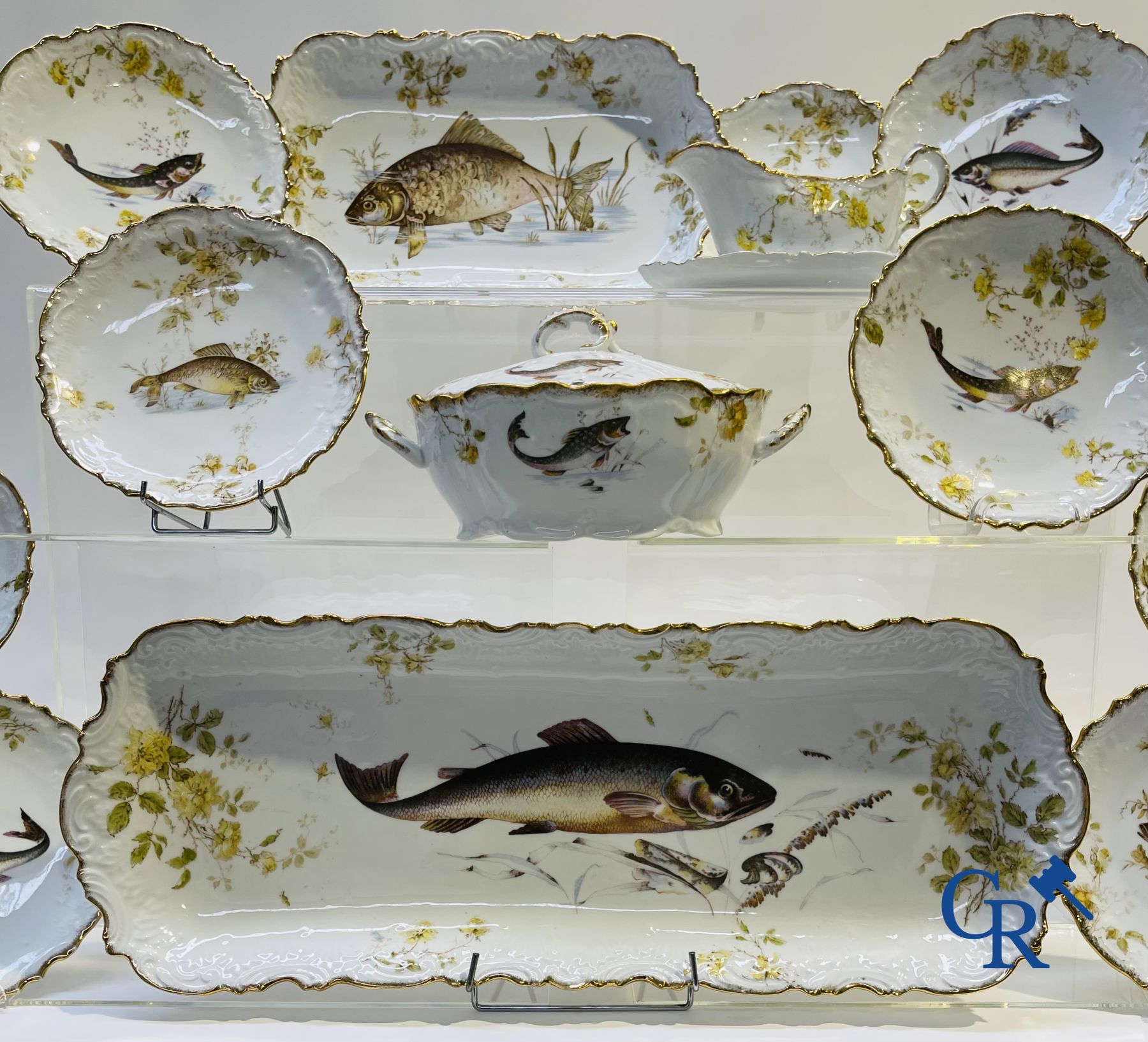 Extraordinaire service de table en porcelaine de Bruxelles à décor de poissons d'eau douce.