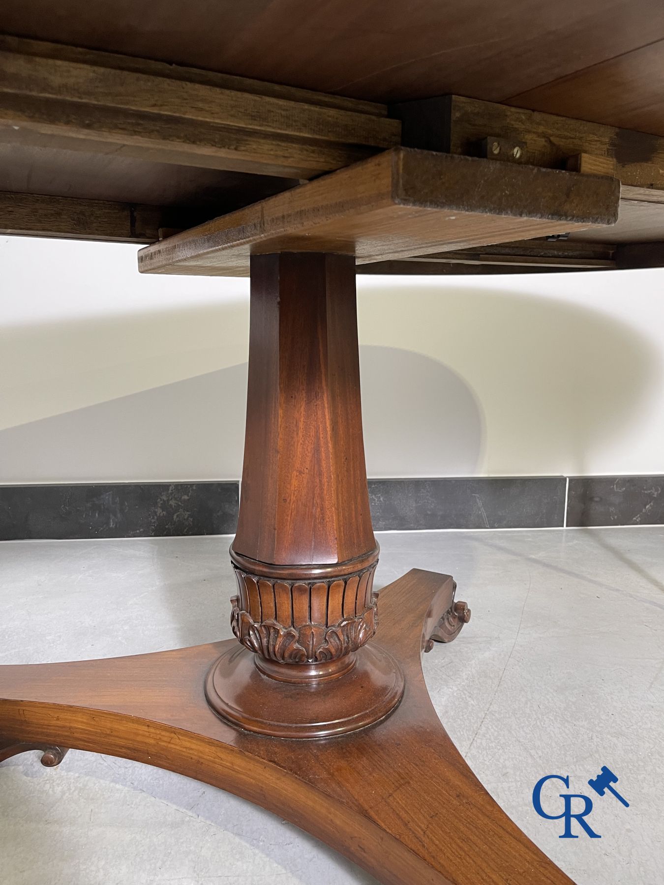 Furniture: English extendable table in mahogany.