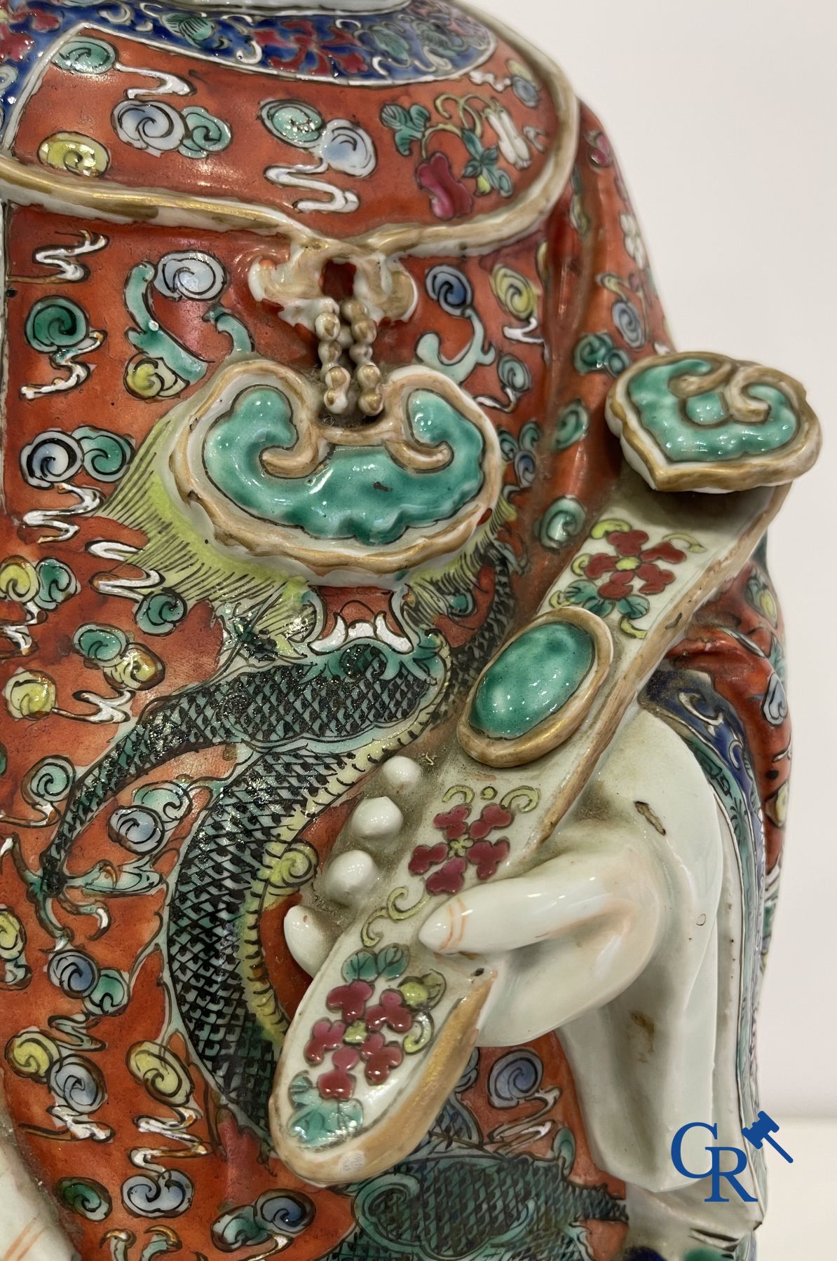 Art Asiatique: Un grand sage chinois en porcelaine. Marquée.