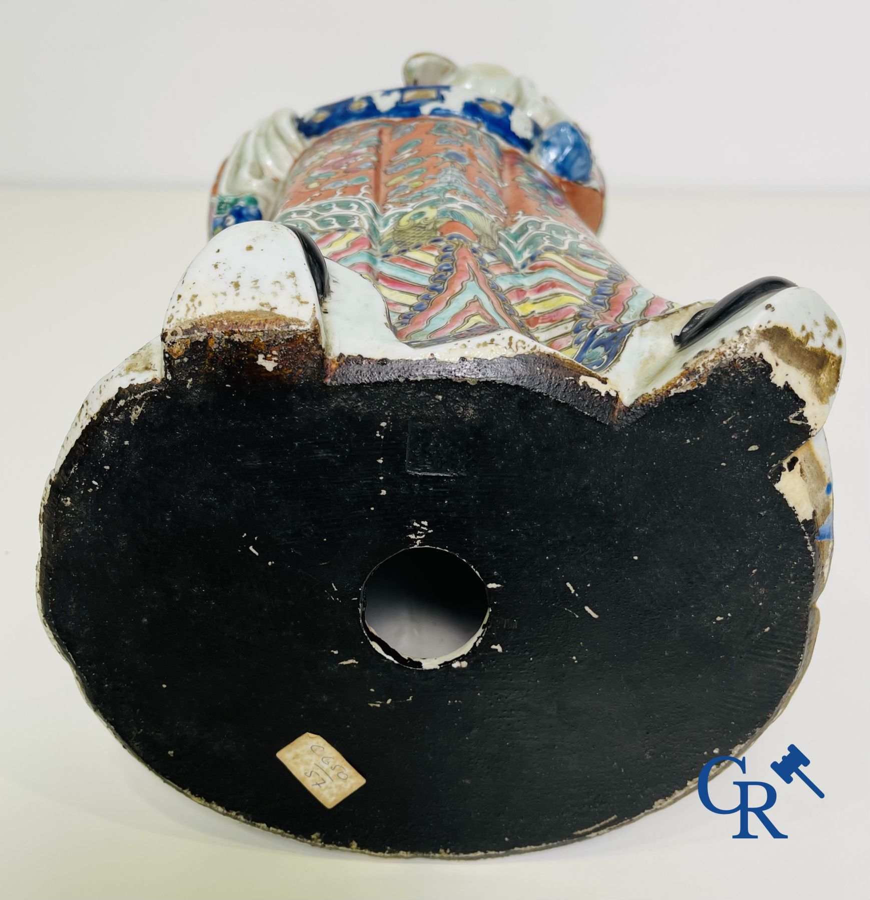 Art Asiatique: Un grand sage chinois en porcelaine. Marquée.