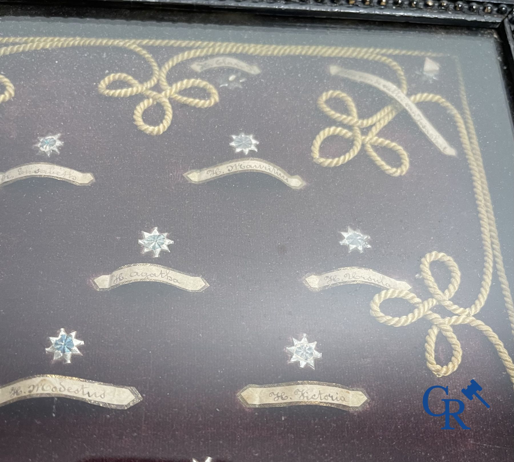  Important tableau-reliquaire avec au milieu un Agnus-Dei ovale entouré de 64 reliques. XIXe siècle.