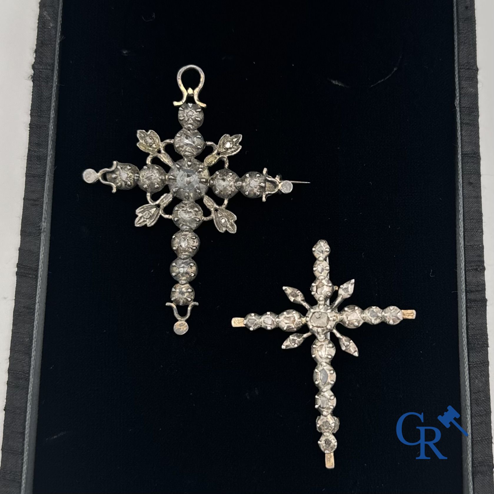 Bijoux: Lot de 2 croix flamandes en argent et diamants.