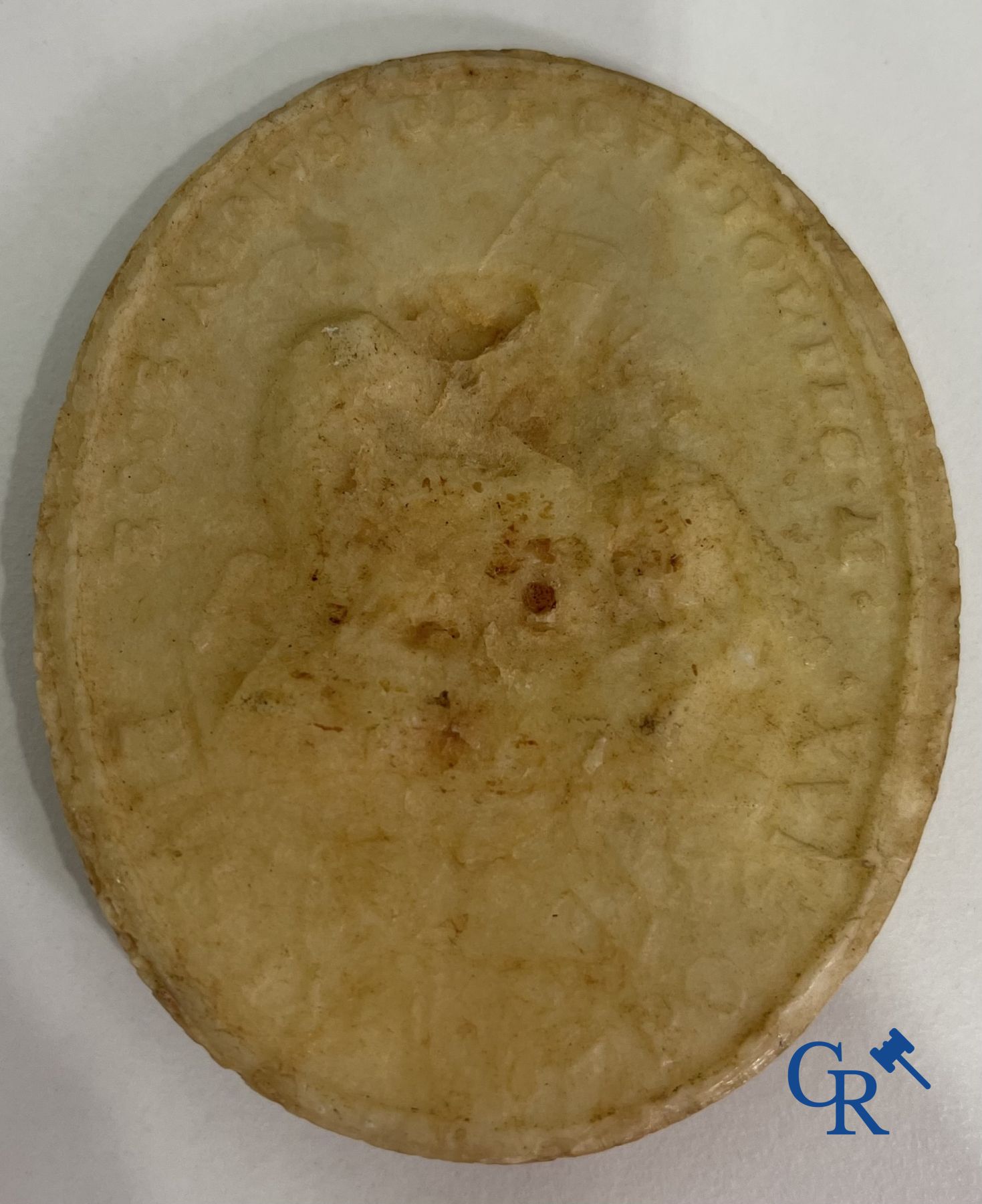 Grand nombre d'objets religieux, tableau-reliquaire, Agnus-Dei, diverses thèques, reliques, etc. XVIIIe-XIXe siècle.