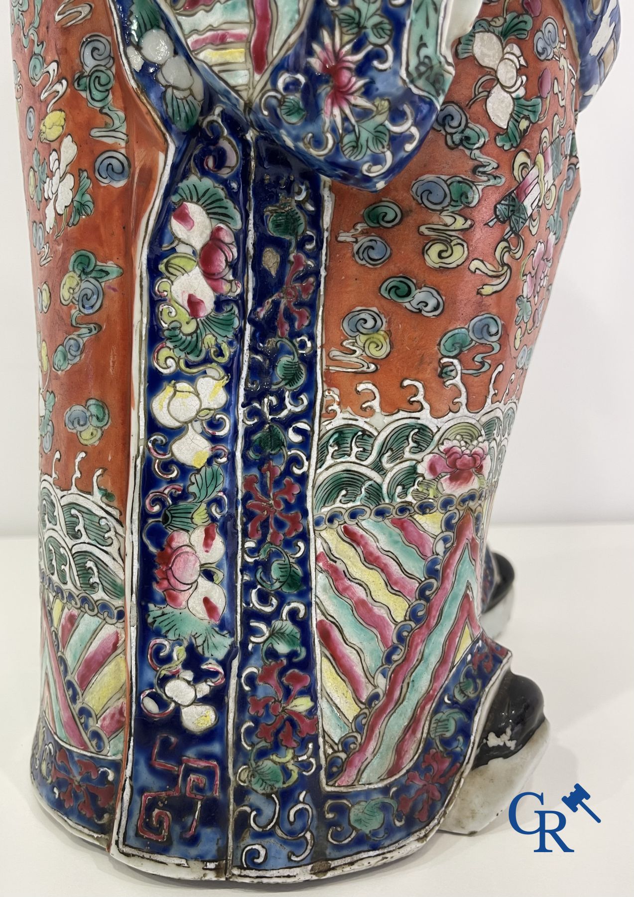 Art Asiatique: Un grand sage chinois en porcelaine. Marquée.