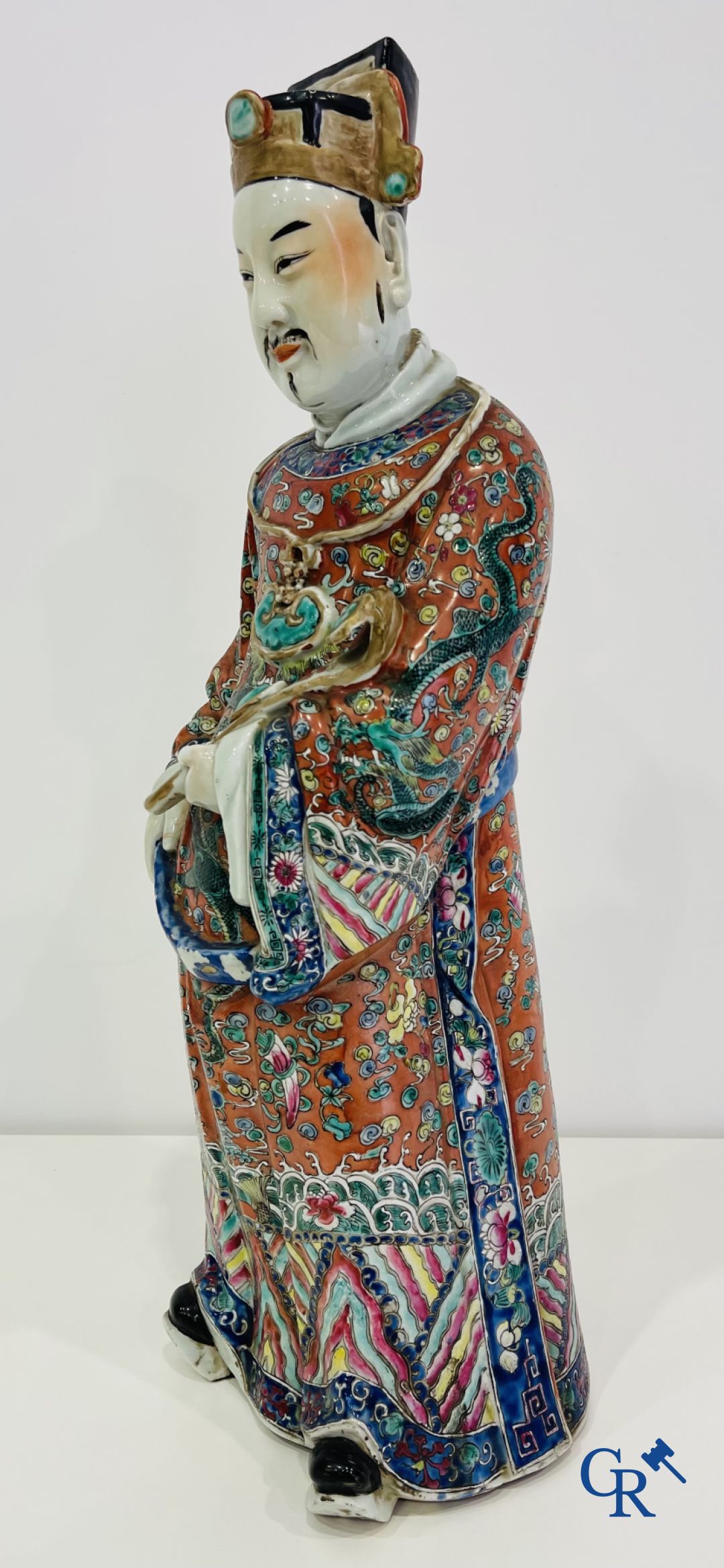 Art Asiatique: Un grand sage chinois en porcelaine. Marquée.
