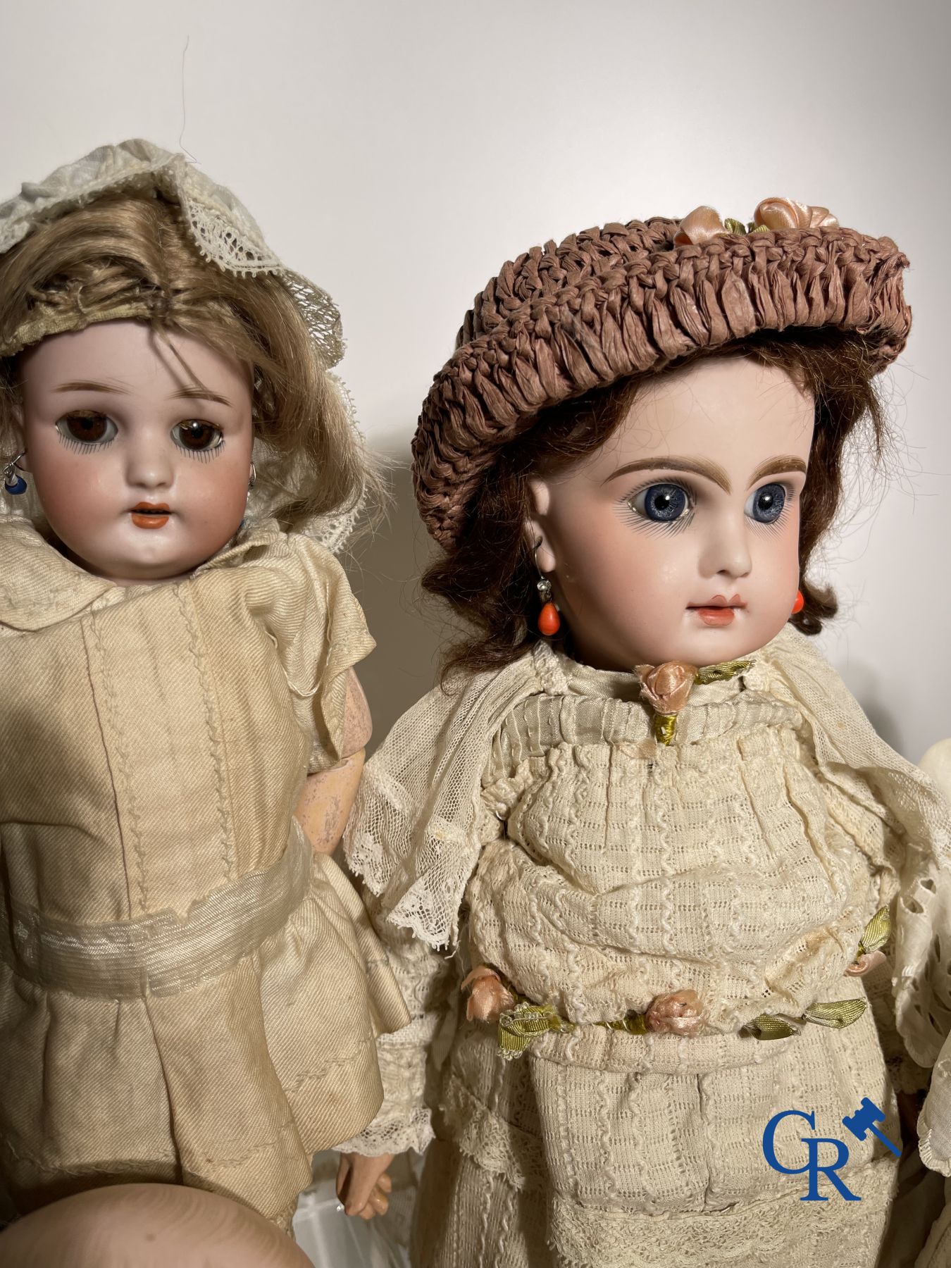 Jouets: poupées anciennes: Belle ensemble de poupées, tête porcelaine et objets de vitrine en argent.