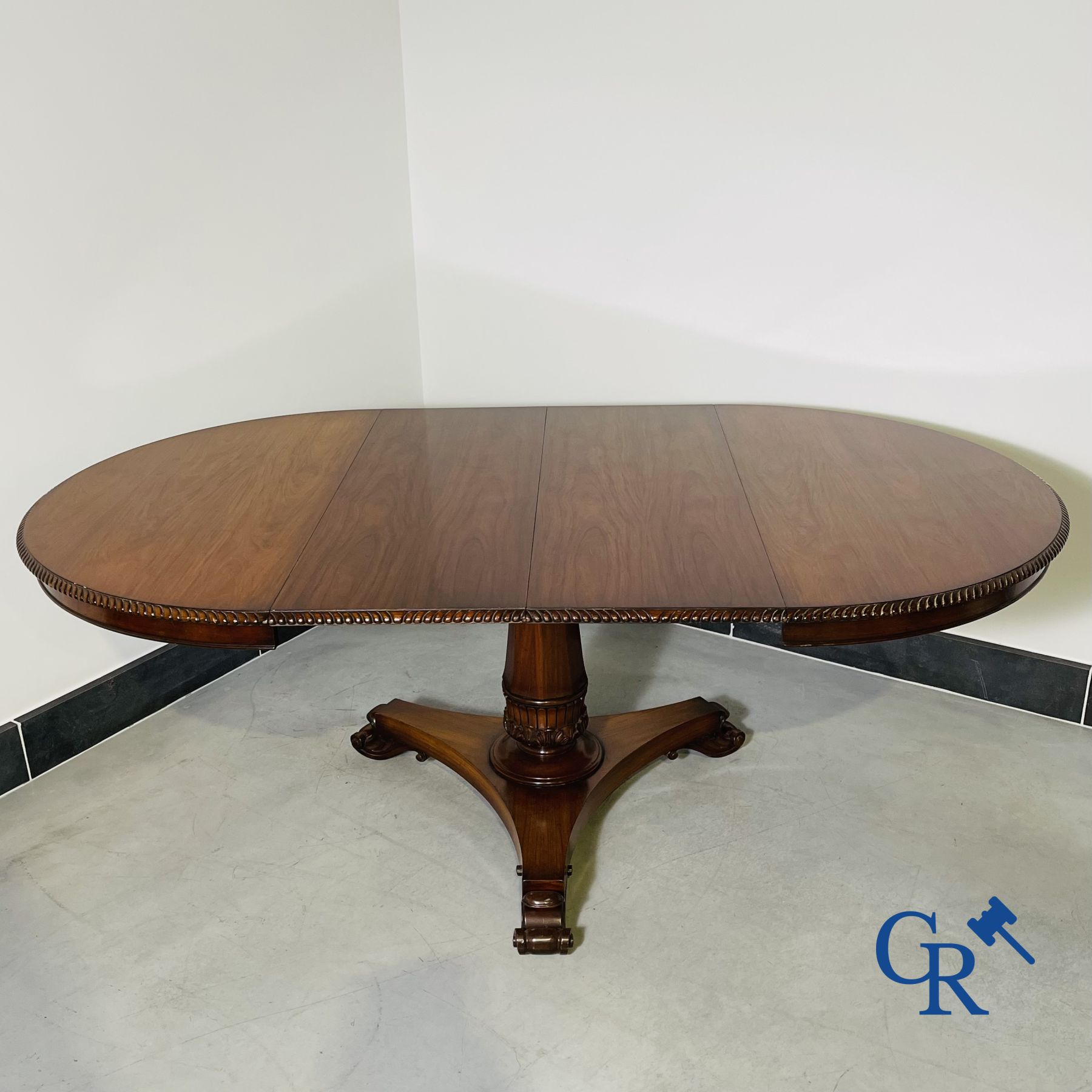 Furniture: English extendable table in mahogany.