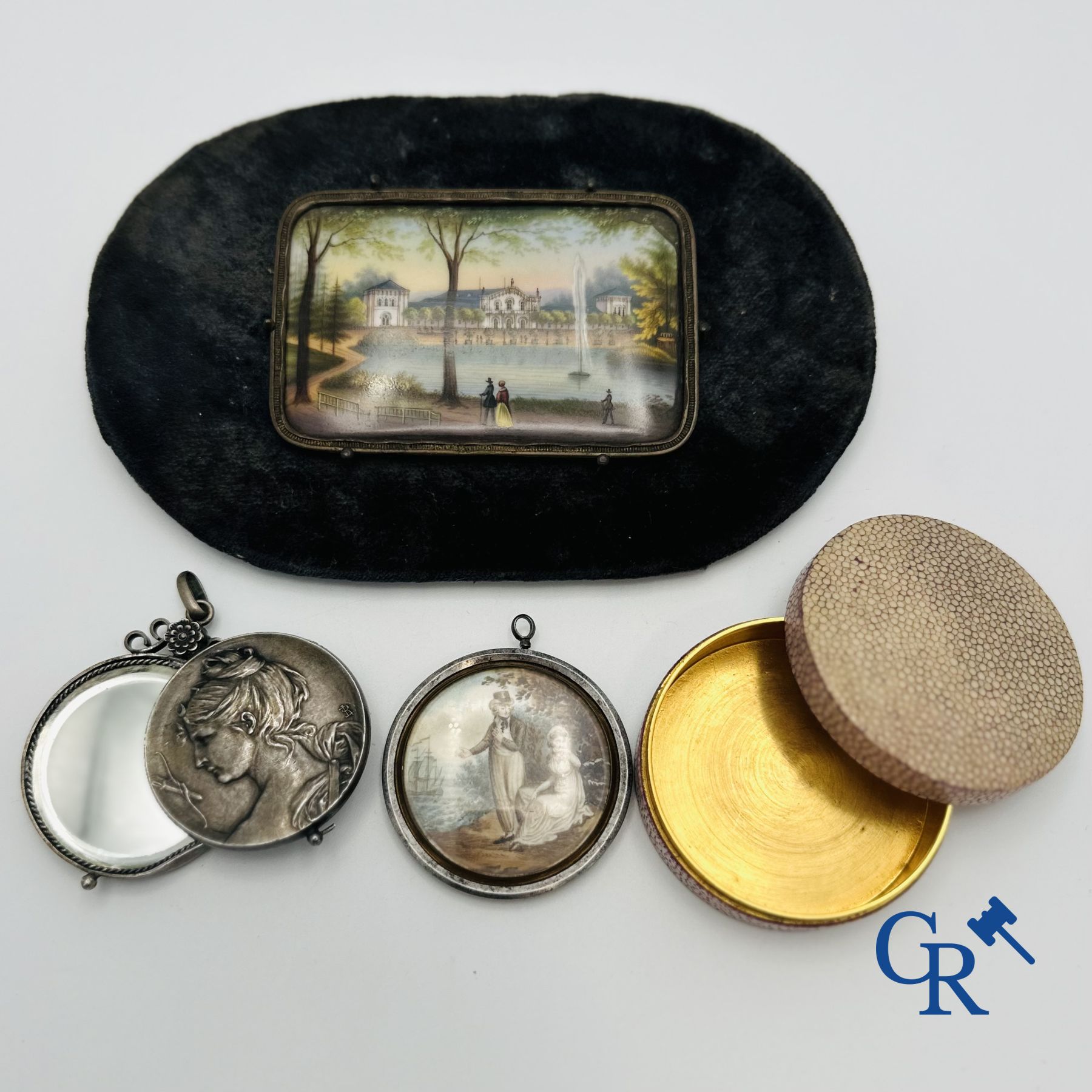 Jewellery/Display case objects: Lot consisting of a miniature painting, 2 pendants and a box