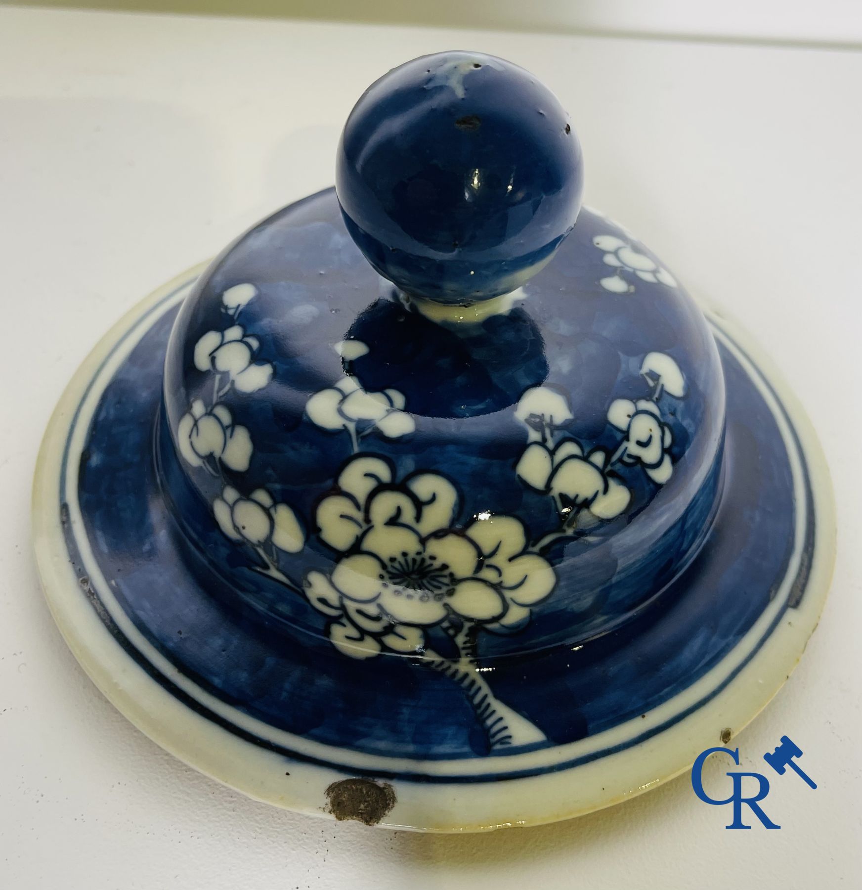 Porcelaine Chinoise: Un vase à couvercle bleu et blanc et une paire de pots à gingembre.