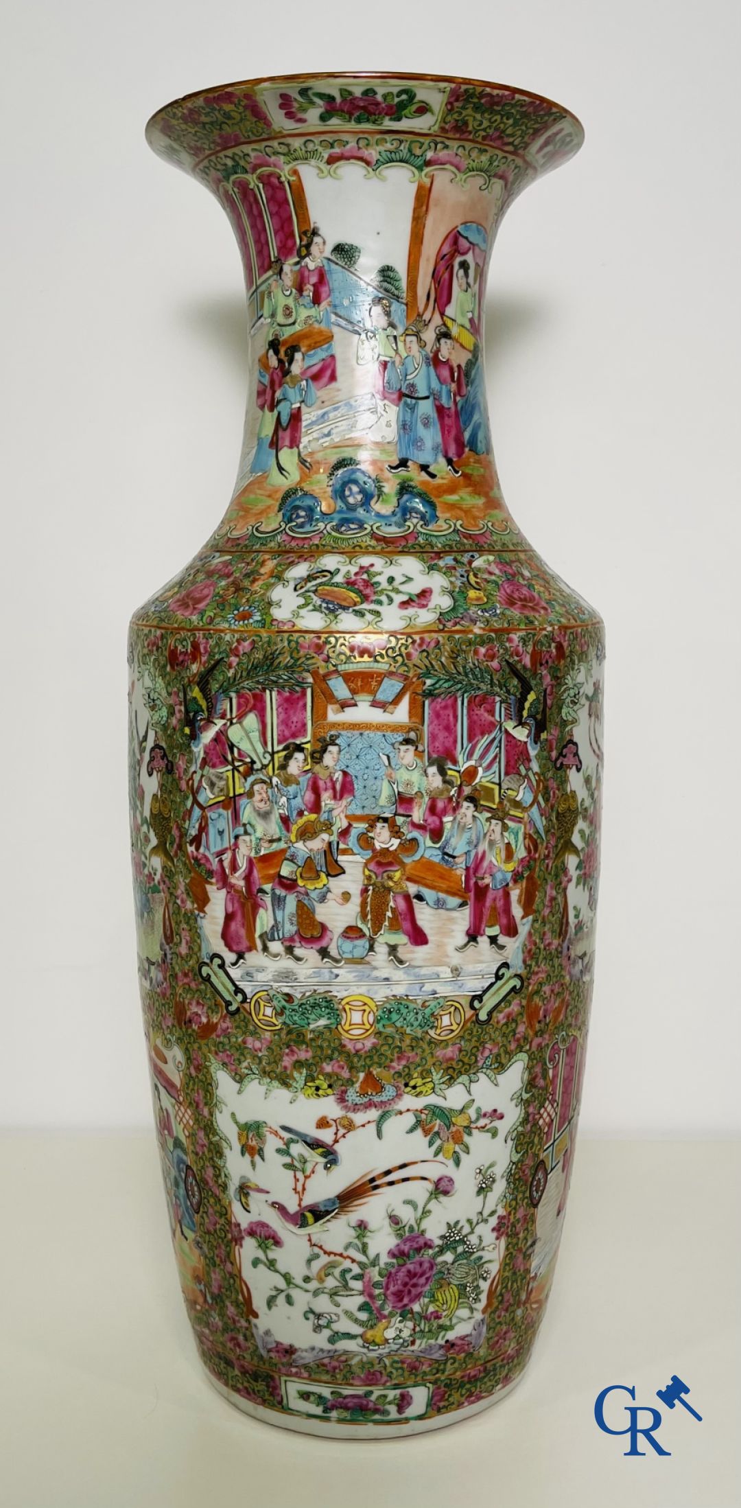 Porcelaine chinoise: Un vase chinois canton famille rose.