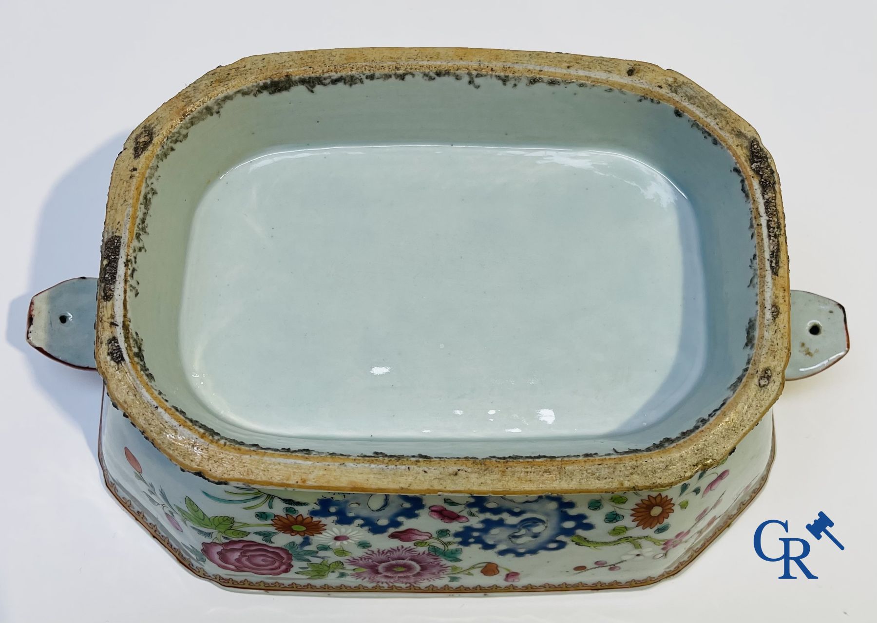 Porcelaine chinoise: 2 terrines et un plat en porcelaine chinoise.