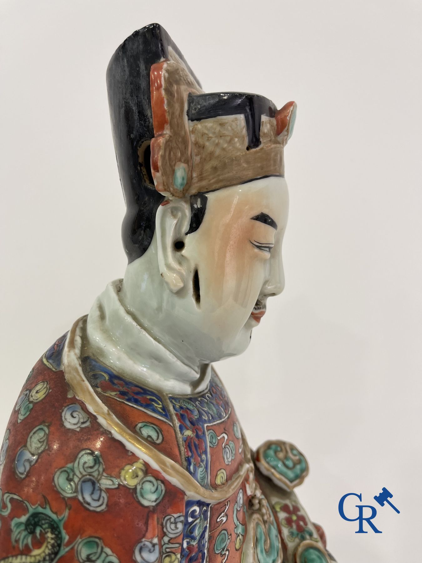 Art Asiatique: Un grand sage chinois en porcelaine. Marquée.