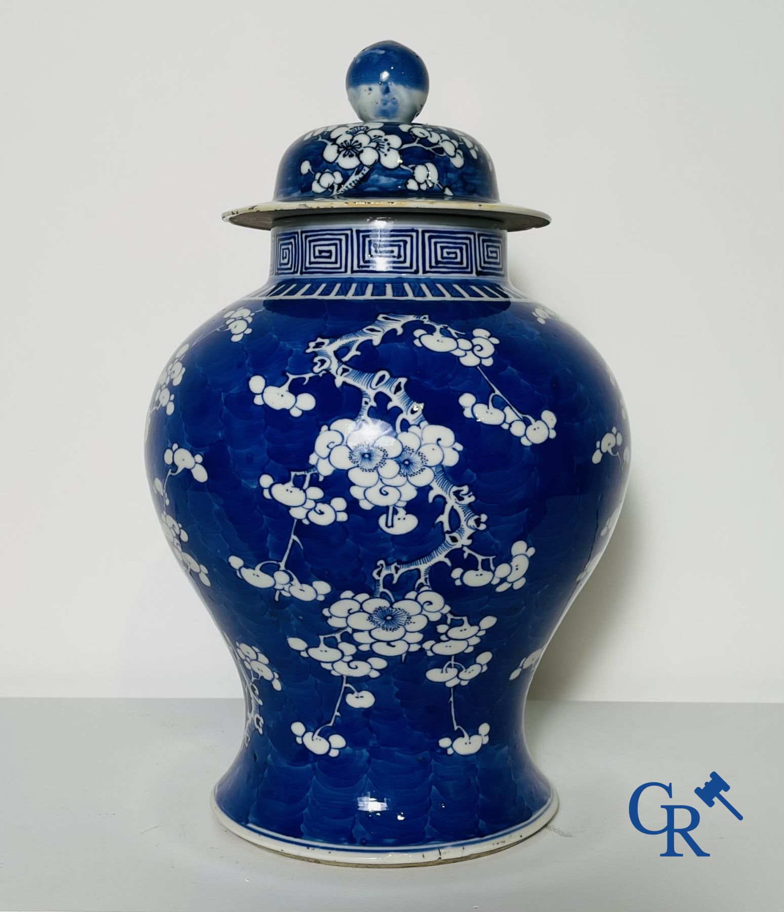 Porcelaine Chinoise: Un vase à couvercle bleu et blanc et une paire de pots à gingembre.