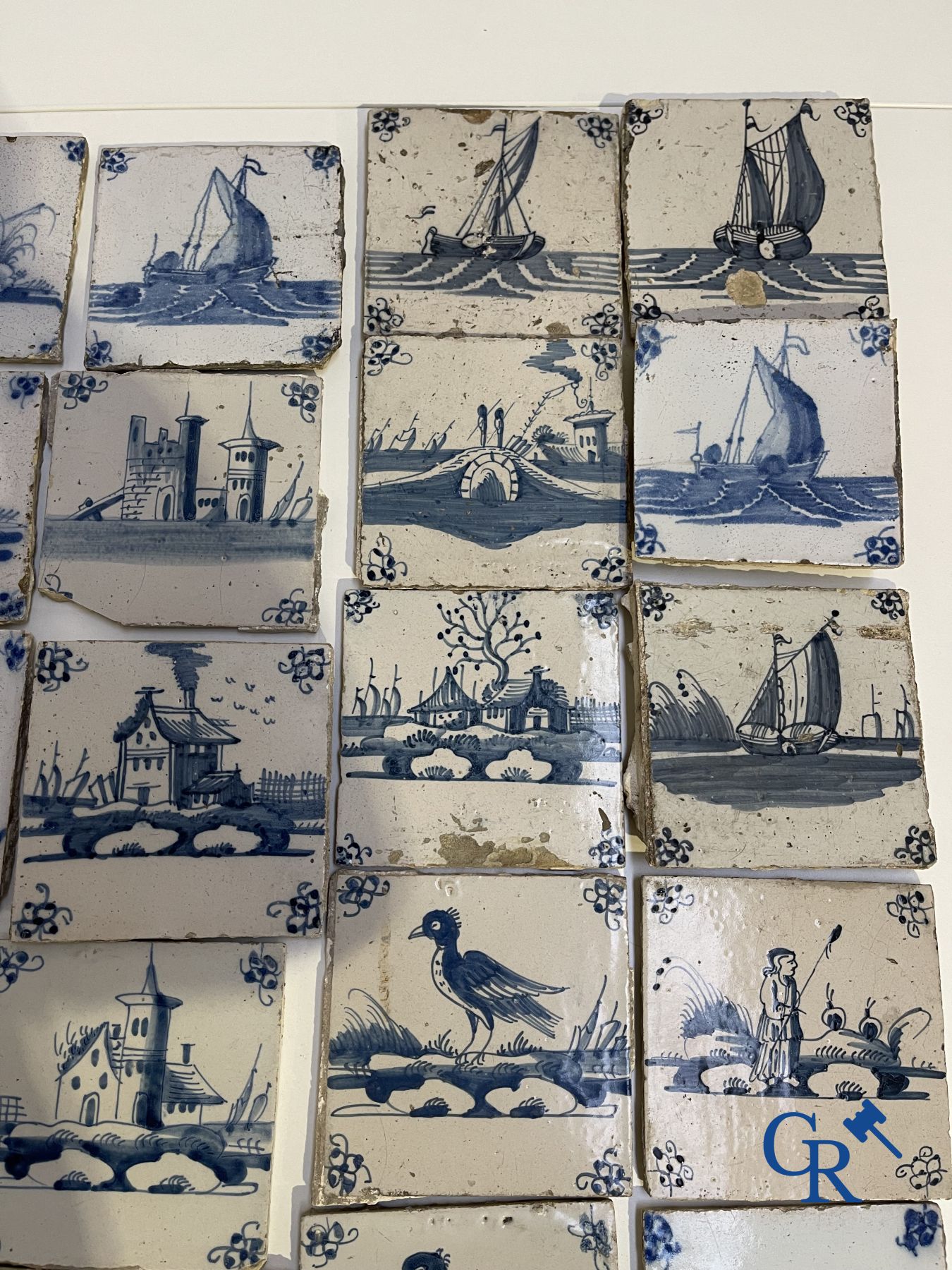 Une grande collection de divers carreaux de Delft. XVIIe-XVIIIe siècle.