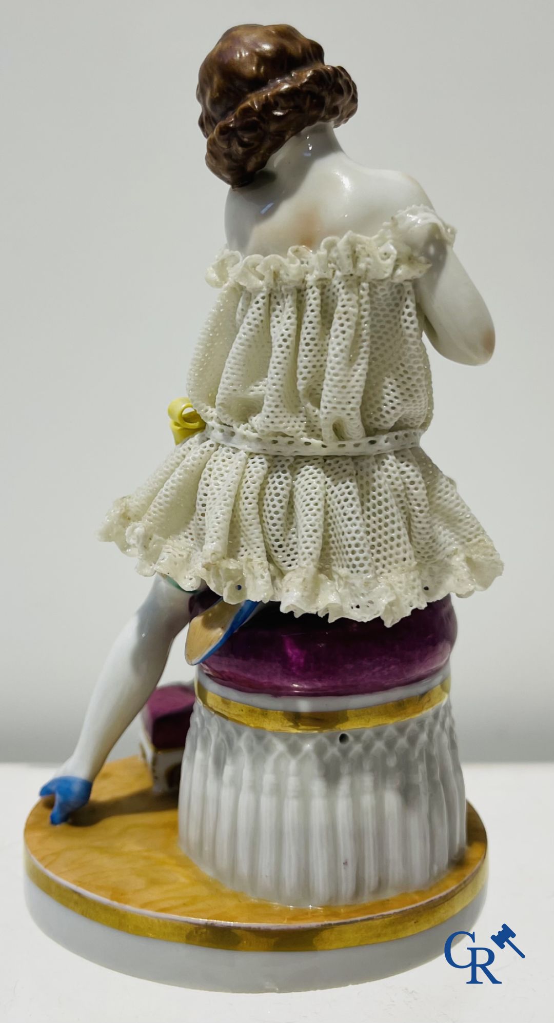 Porcelaine: Dans le gout de Volkstedt Rudolstadt. 2 figurines en porcelaine en dentelle, "lace porcelain".