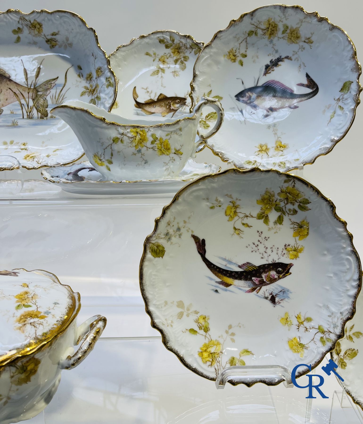 Extraordinaire service de table en porcelaine de Bruxelles à décor de poissons d'eau douce.