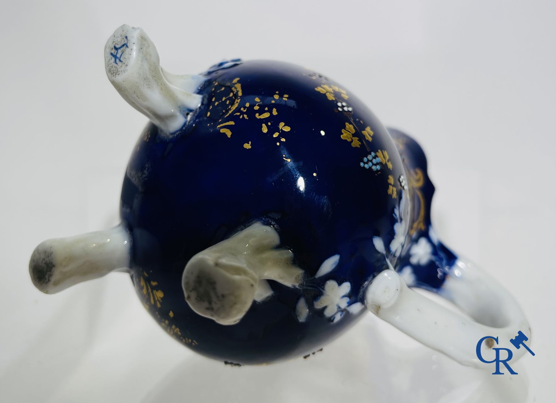 Vincennes 18ème siècle. Un pot à lait à trois pieds en porcelaine douce sur fond bleu lapis.