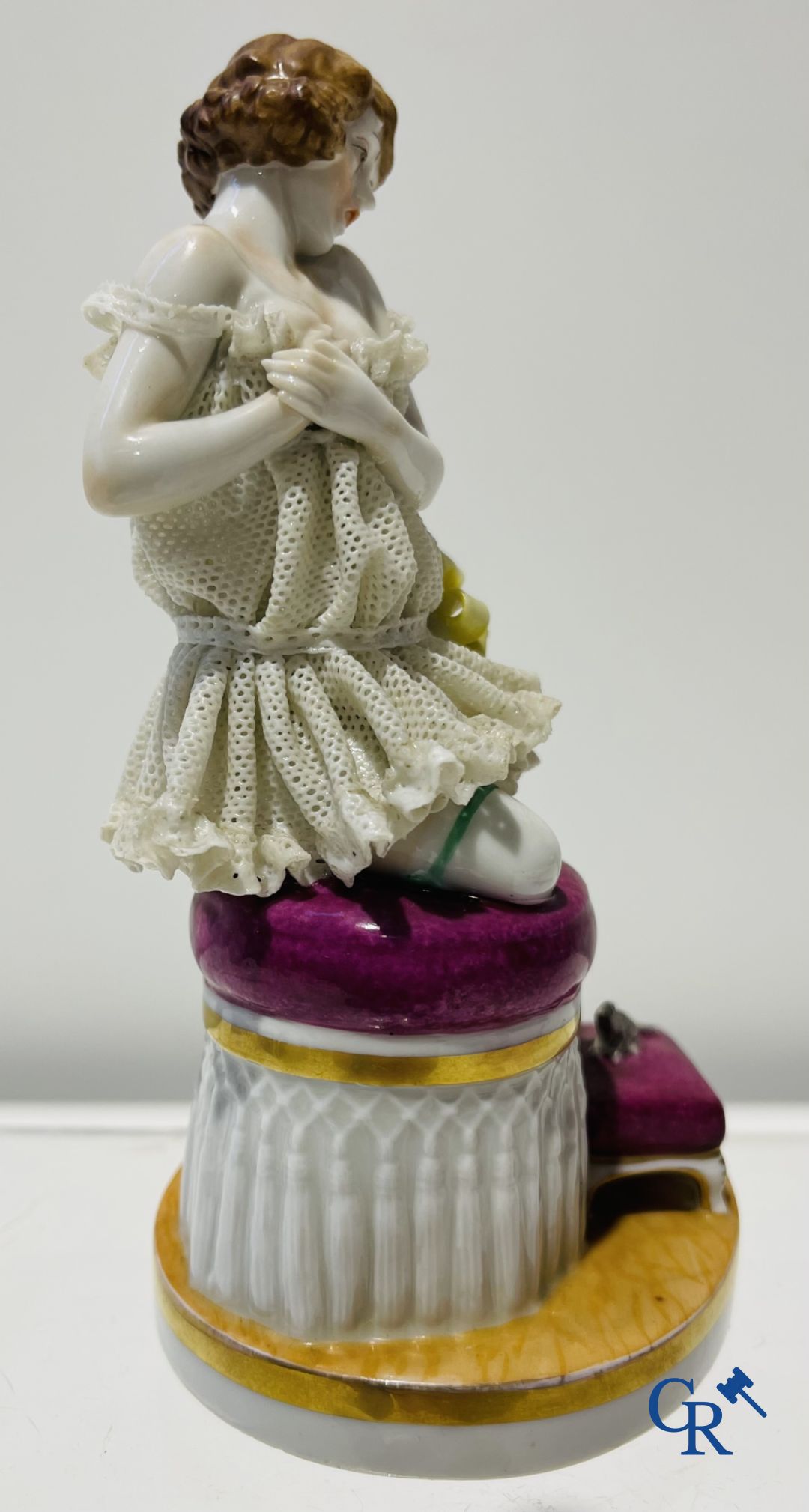 Porcelaine: Dans le gout de Volkstedt Rudolstadt. 2 figurines en porcelaine en dentelle, "lace porcelain".