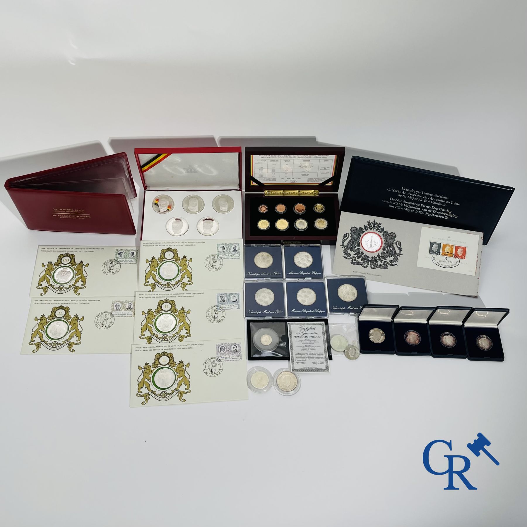 Sterling silver: Lot with commemorative medals, commemorative postage stamps and others about the royal house of Belgium.