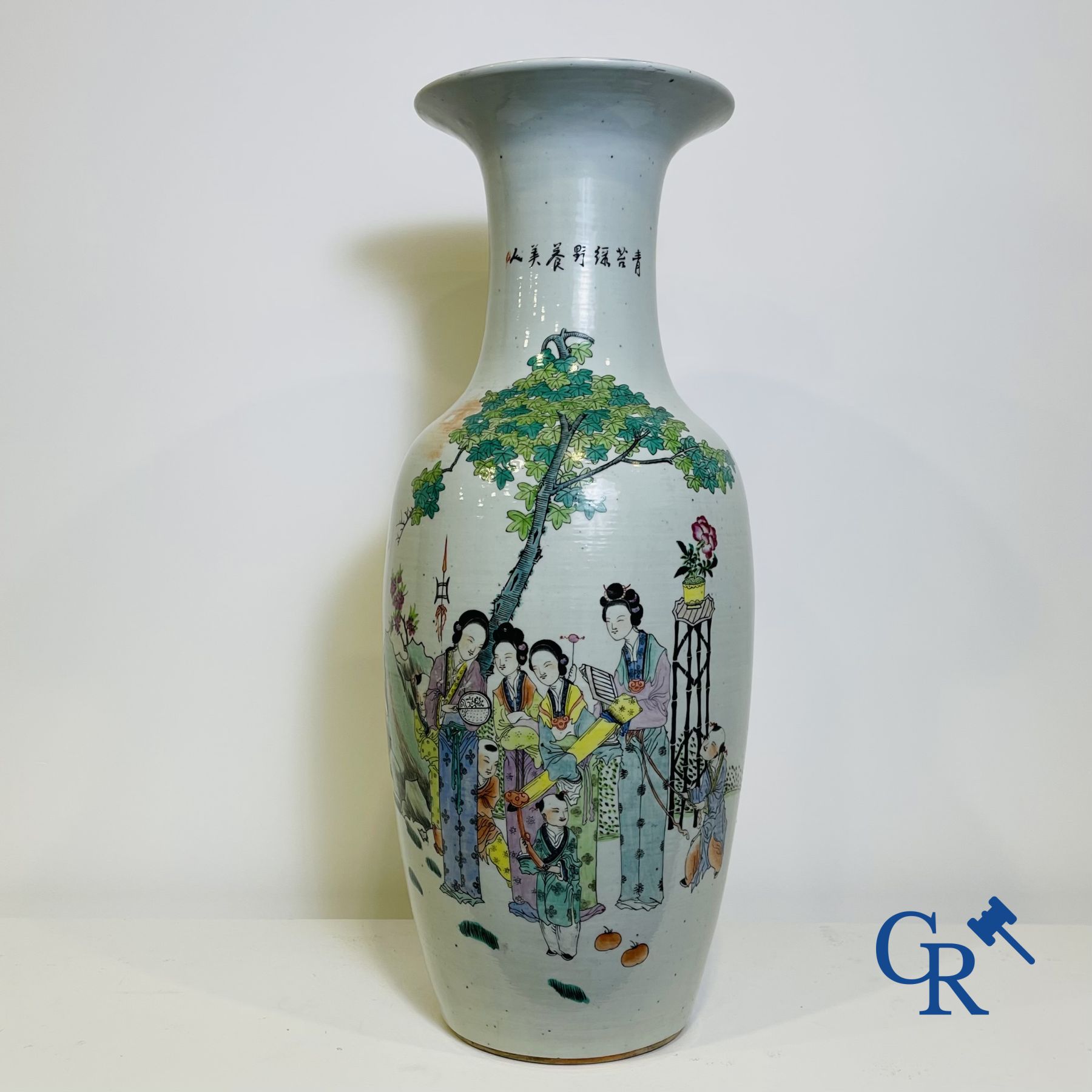 Porcelaine Chinoise: Vase Chinois à double décor de personnages et d'antiquités.