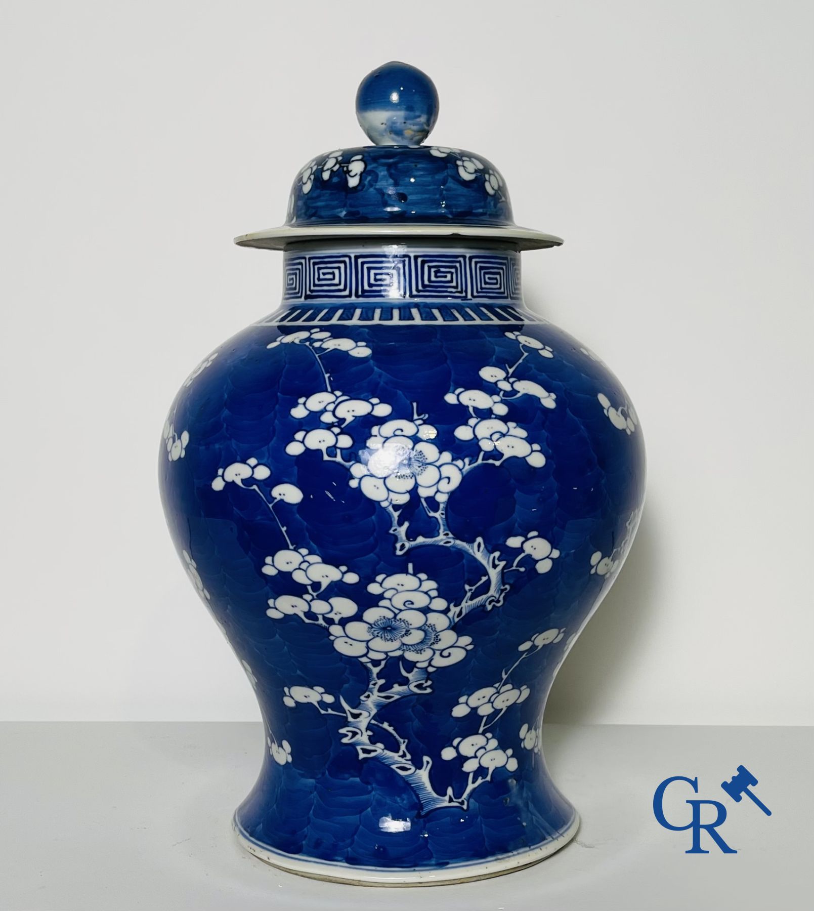 Porcelaine Chinoise: Un vase à couvercle bleu et blanc et une paire de pots à gingembre.
