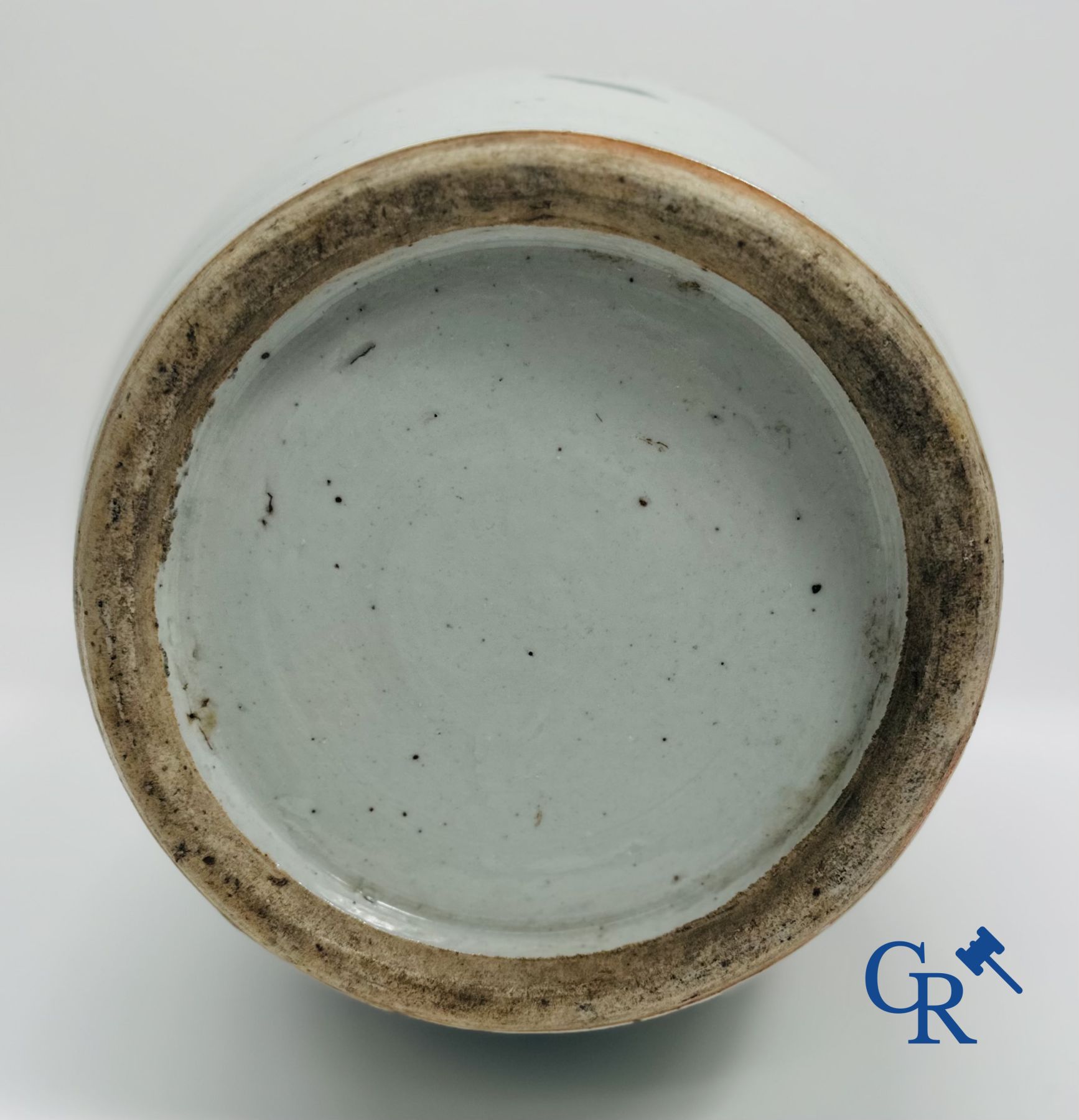 Porcelaine Chinoise: Vase Chinois à double décor de personnages et d'antiquités.