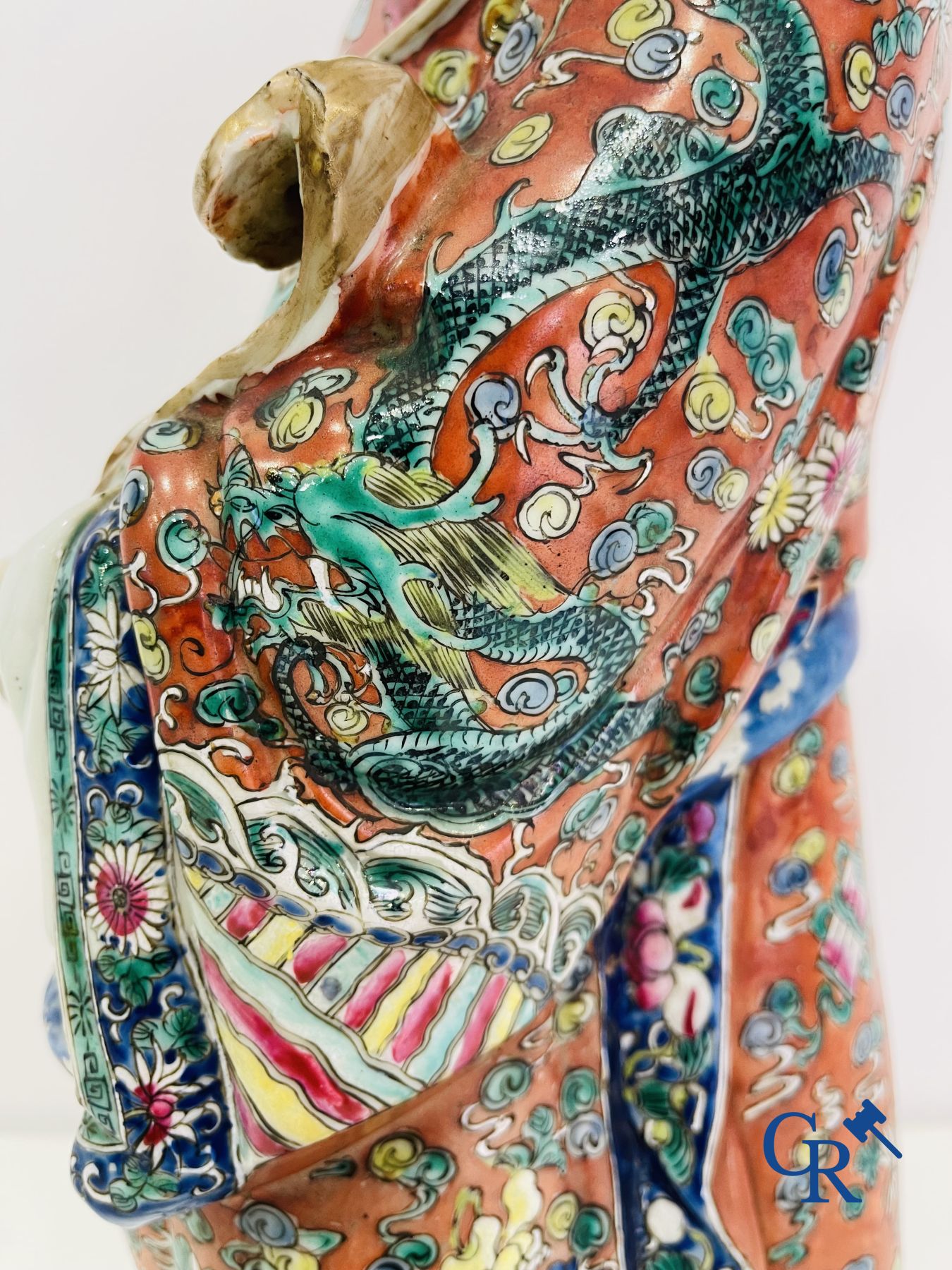 Art Asiatique: Un grand sage chinois en porcelaine. Marquée.