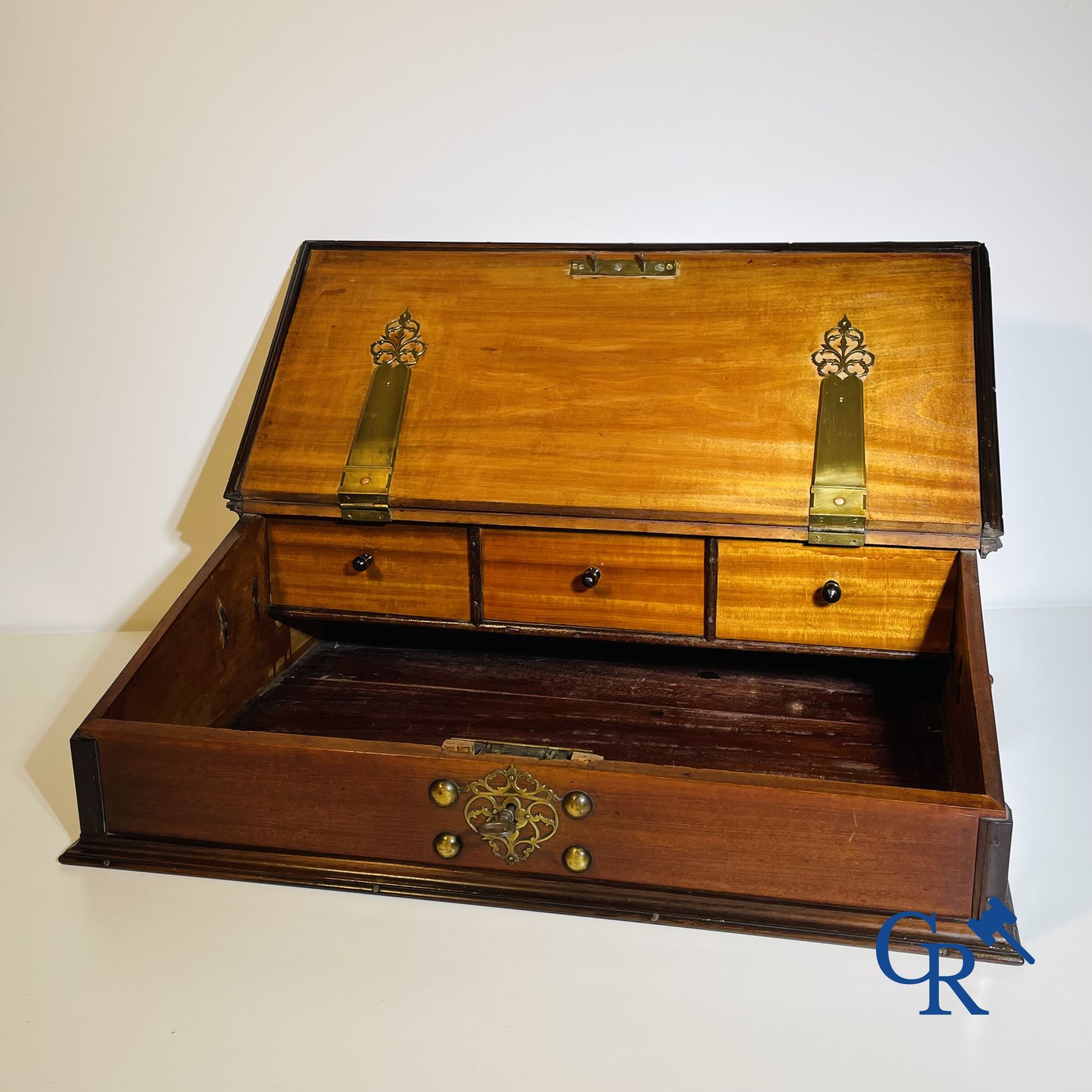 Un grand écritoire en acajou avec ferrures en bronze. Début 19ème siècle.