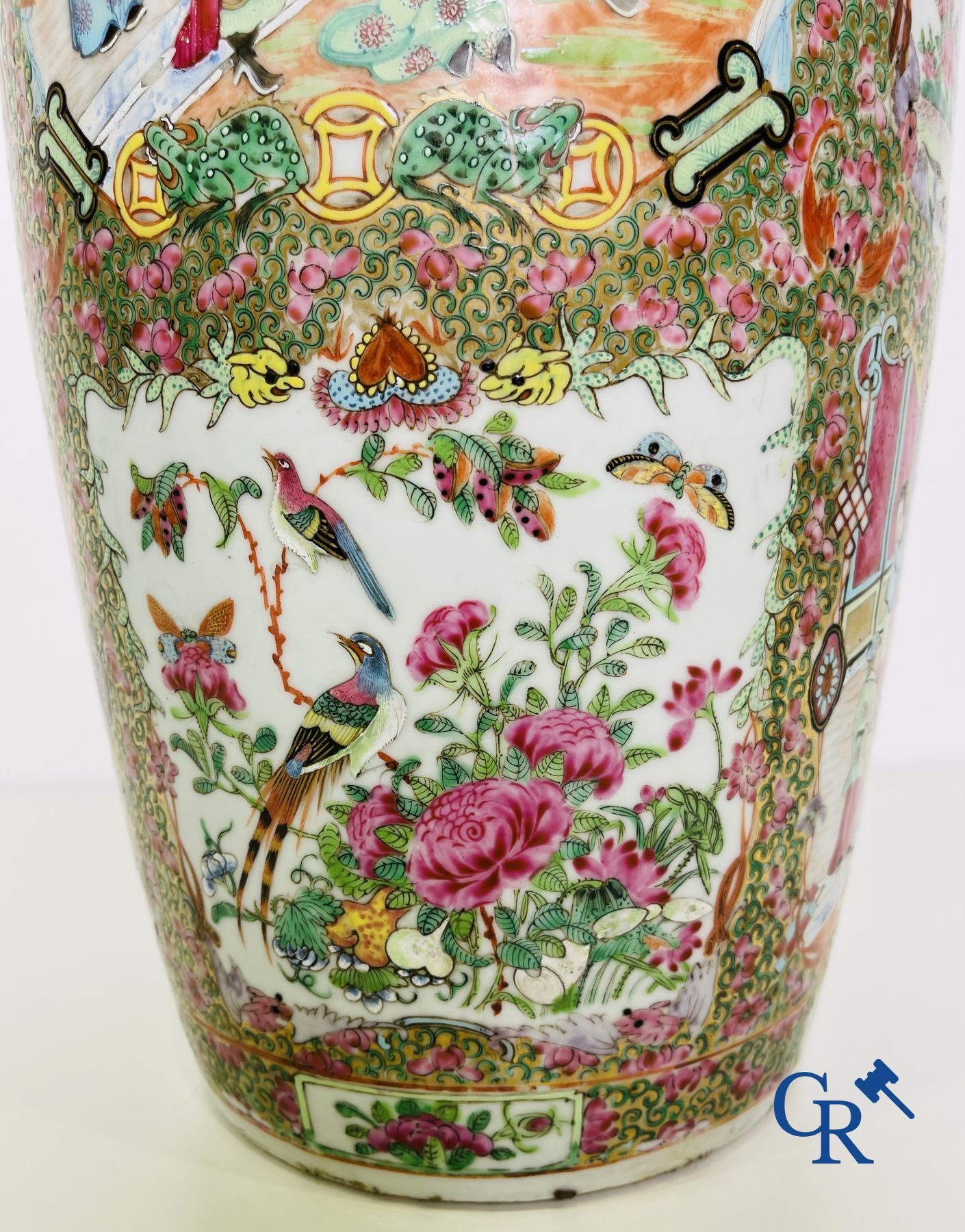 Porcelaine chinoise: Un vase chinois canton famille rose.