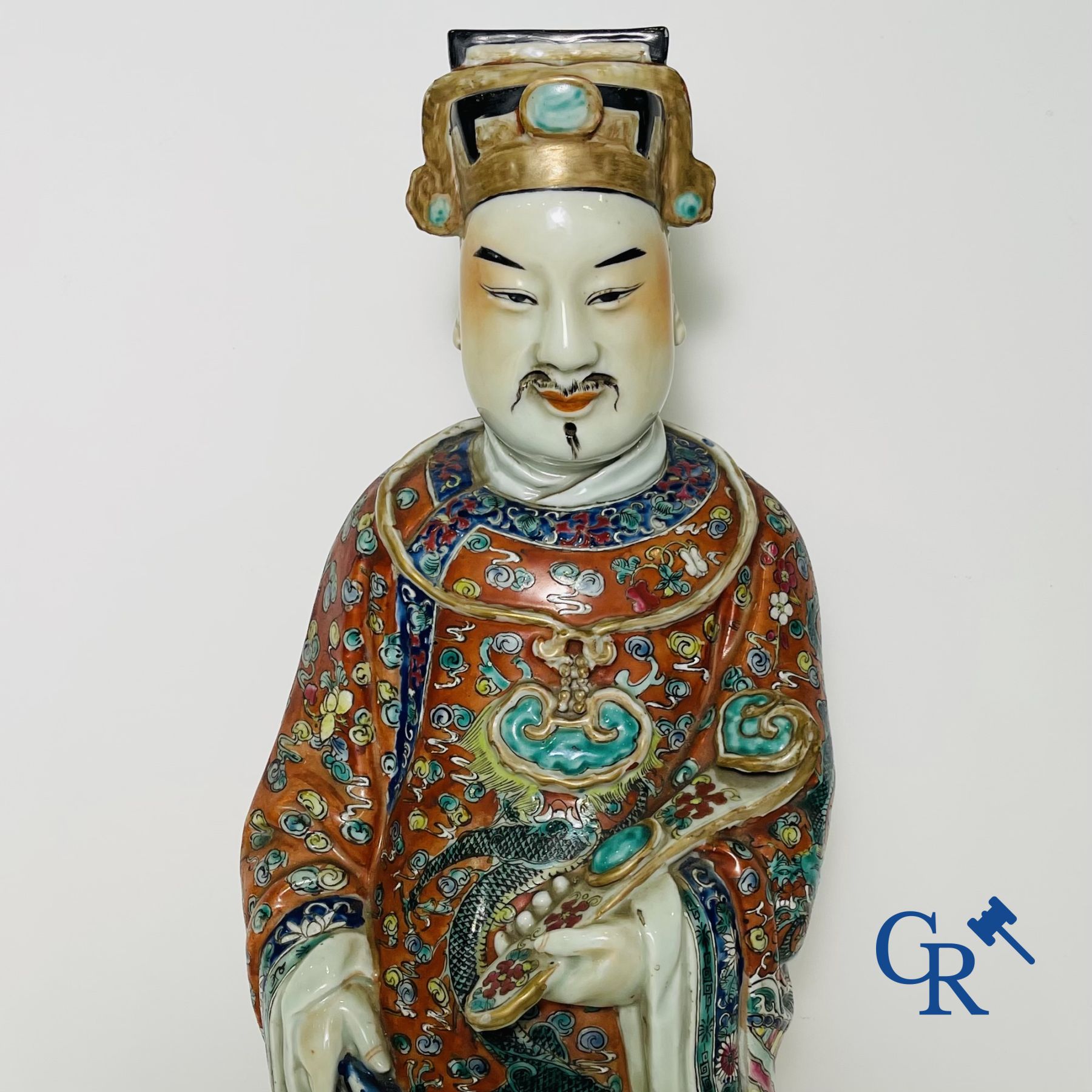 Art Asiatique: Un grand sage chinois en porcelaine. Marquée.