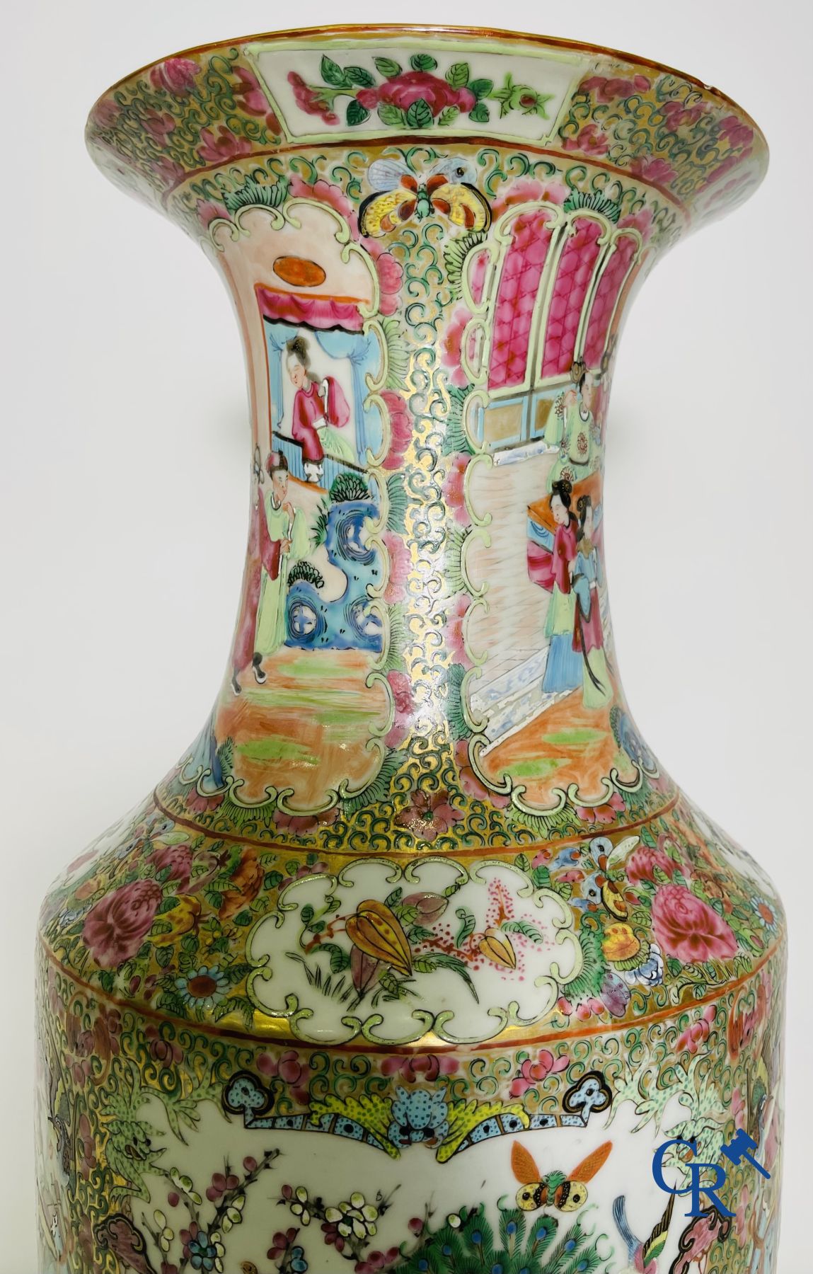 Porcelaine chinoise: Un vase chinois canton famille rose.