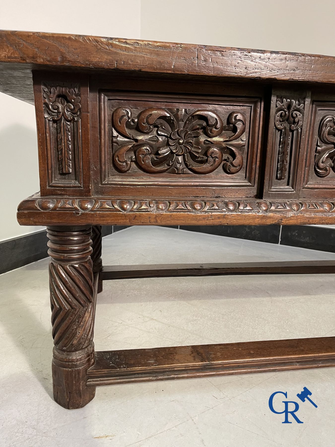 Mobilier : Table en noyer sculpté du XVIIe siècle avec 3 tiroirs.