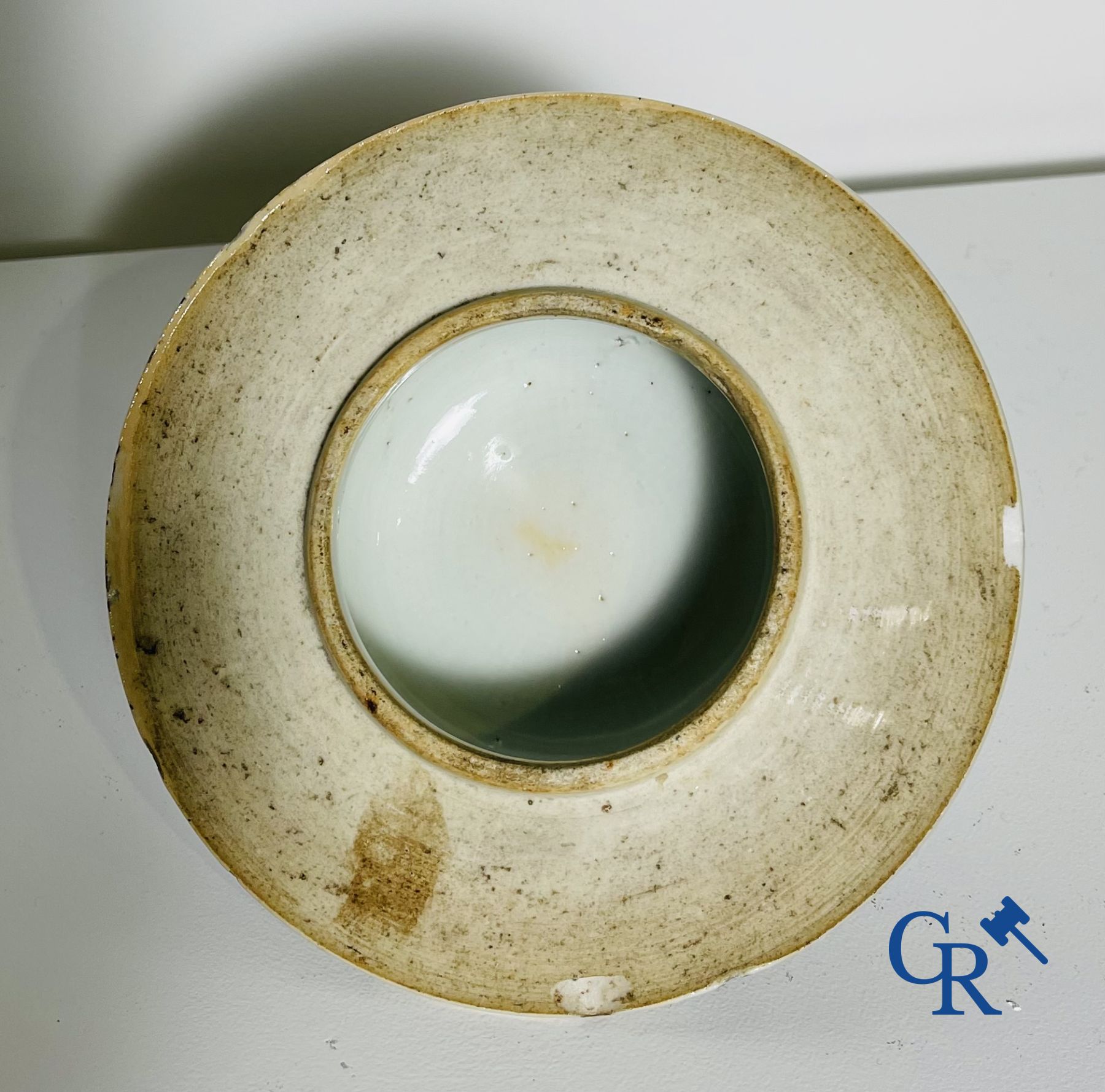 Porcelaine Chinoise: Un vase à couvercle bleu et blanc et une paire de pots à gingembre.